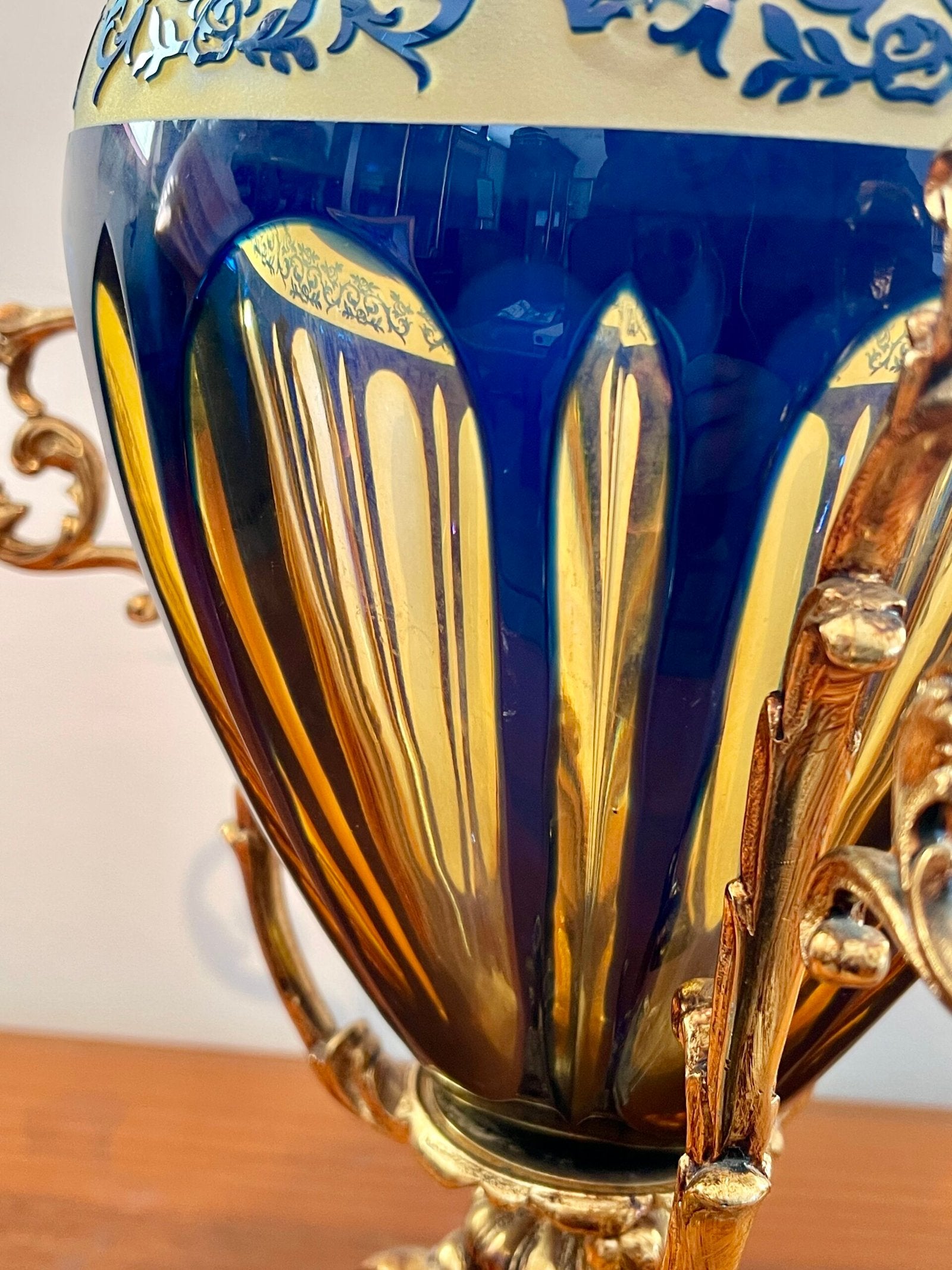 Anfora Decorativa in Cristallo Blu Cobalto e Oro – Stile Versailles