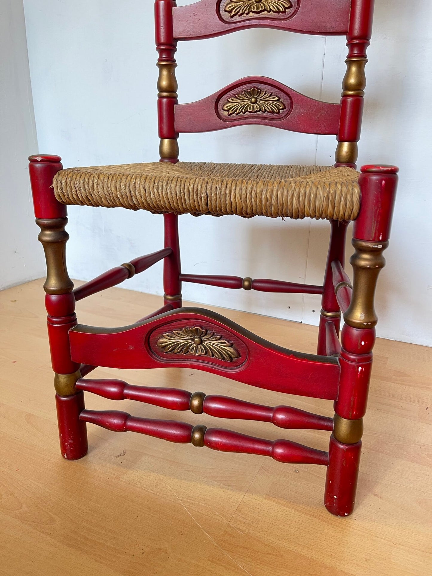 Coppia di Sedie Neoclassiche in Legno Rosso con Dettagli Dorati e Sedile in Paglia