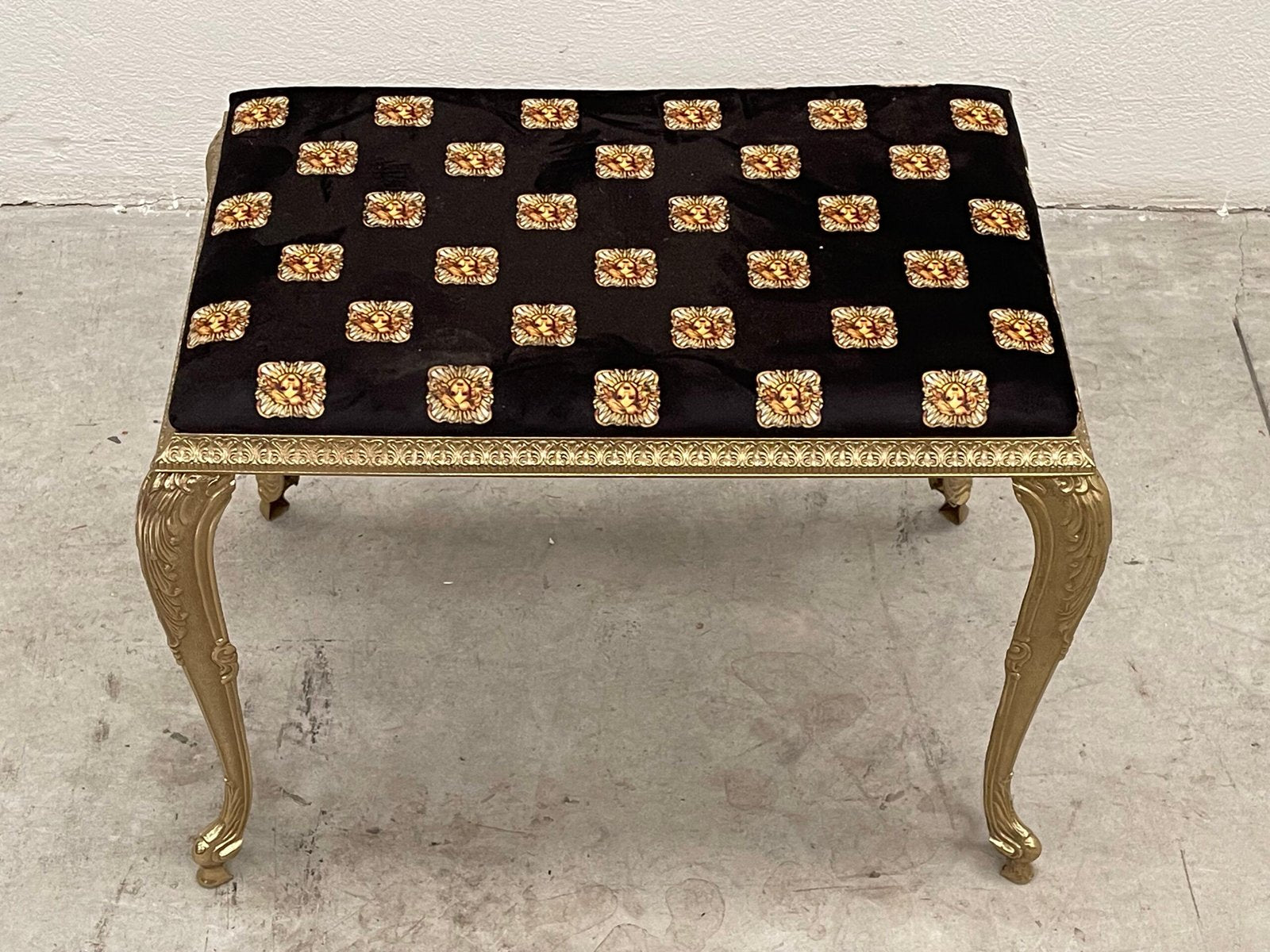 Sontuoso Sgabello in Stile Luigi XV Dorato e Tessuto Patchwork