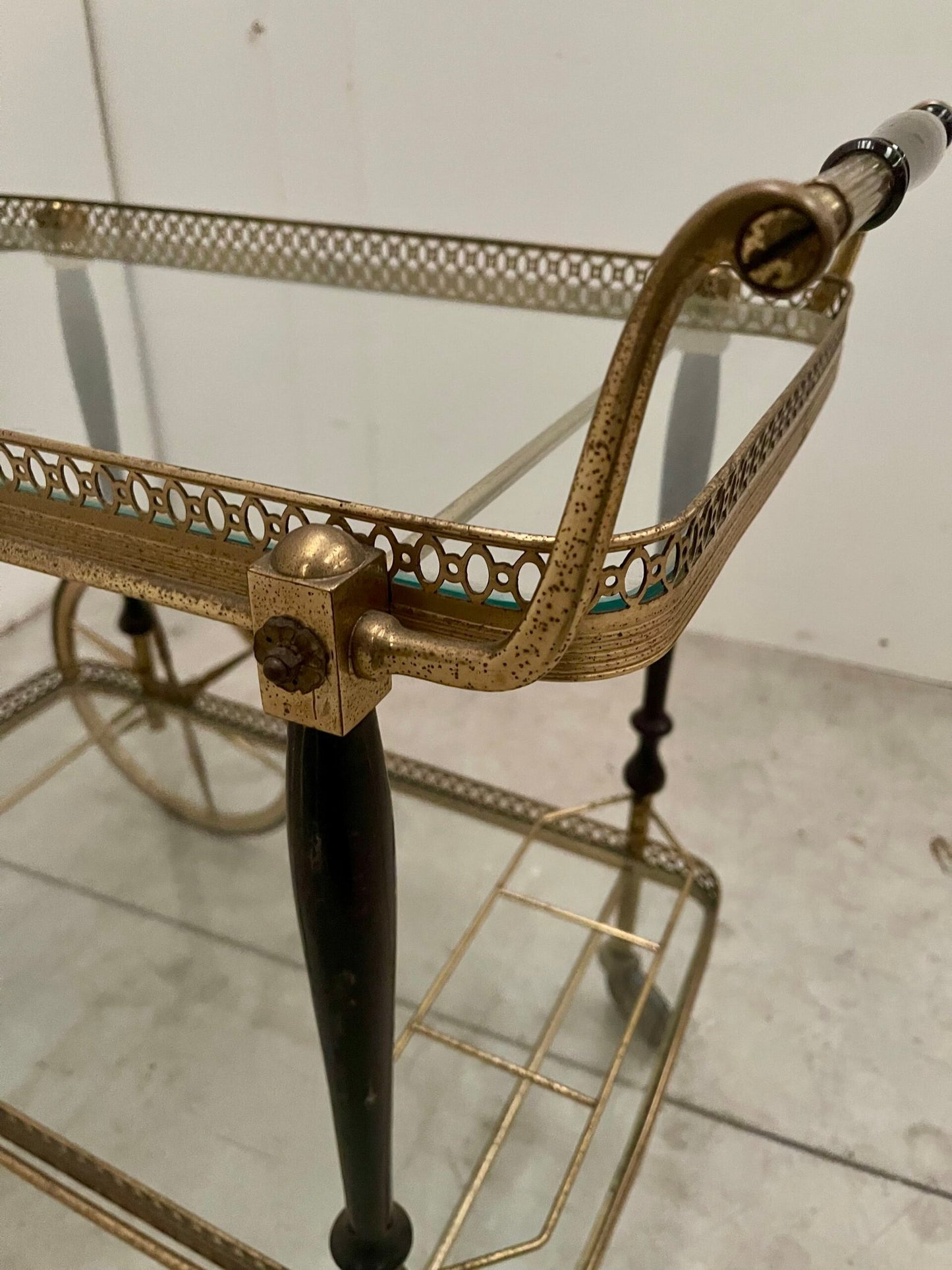 Carrello da tè vintage con manico in legno scuro e struttura in ottone - anni '50