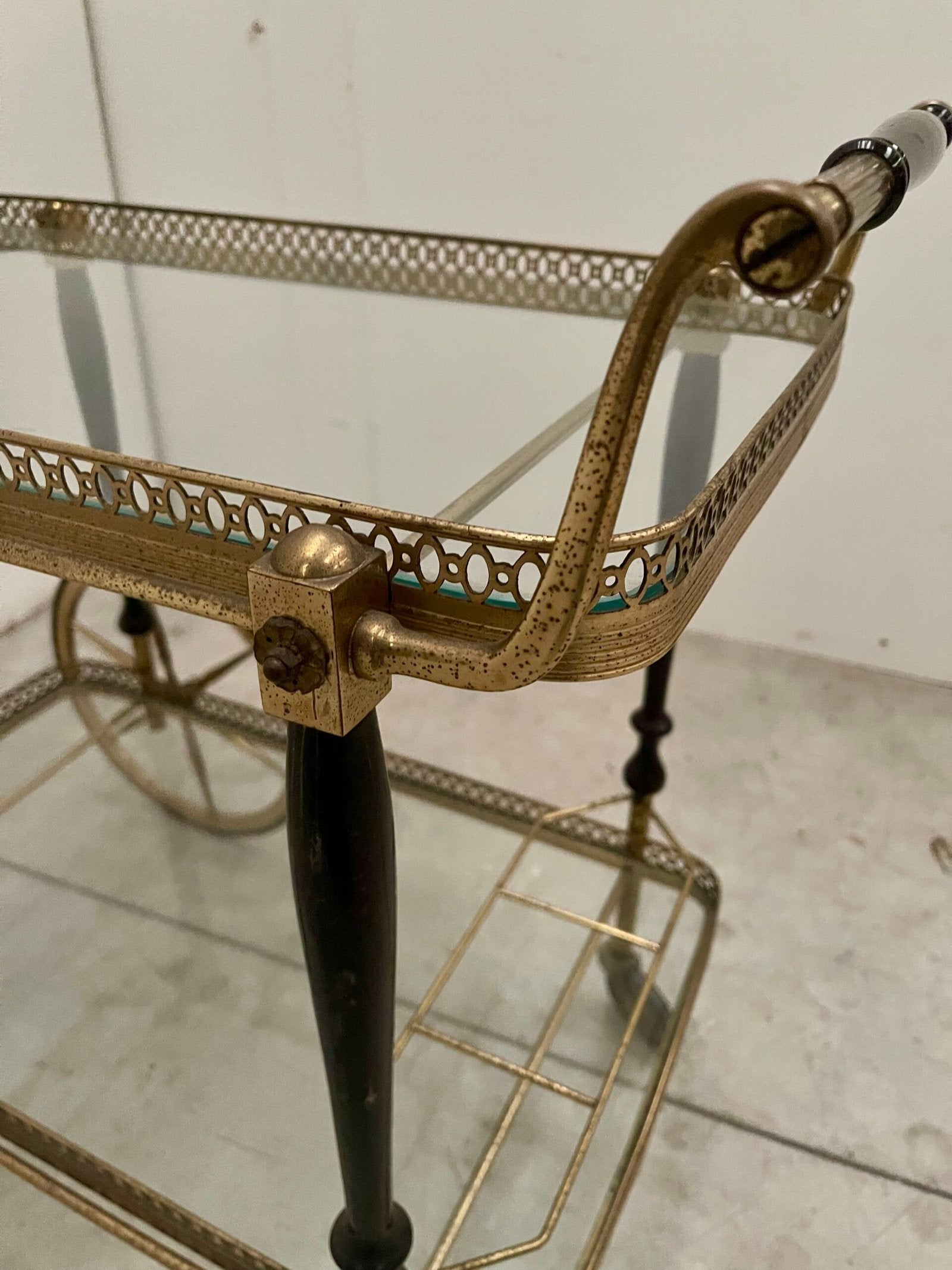 Carrello da tè vintage con manico in legno scuro e struttura in ottone - anni '50