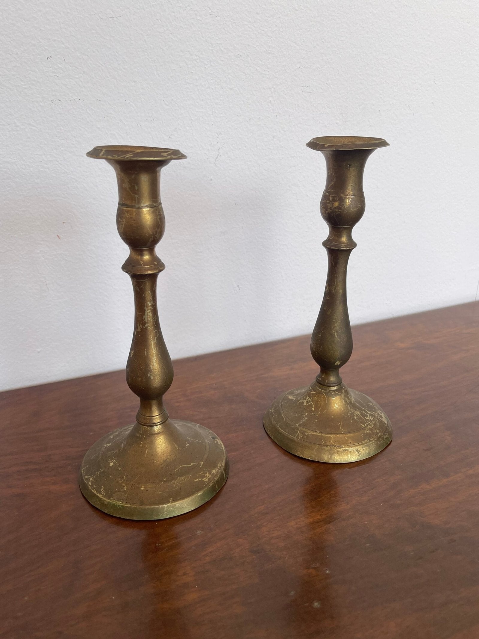 Elegante coppia di candelabri in ottone, dallo stile classico e raffinato.