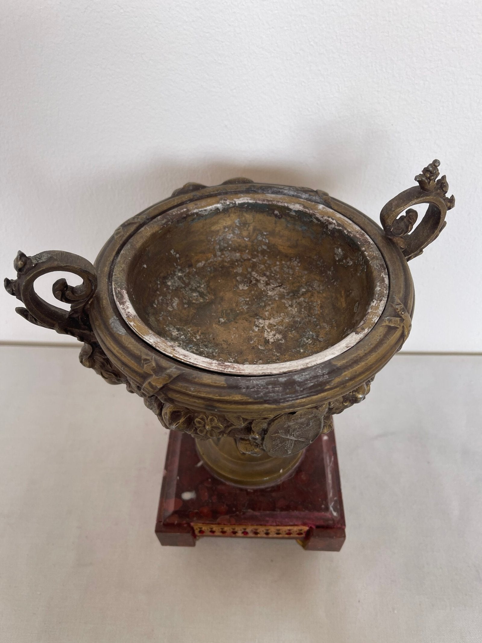 Antico vaso coperto in bronzo dorato con base in marmo rosso – stile neoclassico