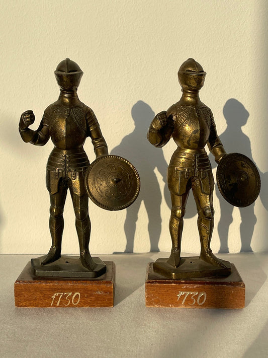 Coppia di Statuette in Ottone Raffiguranti Cavalieri Medievali