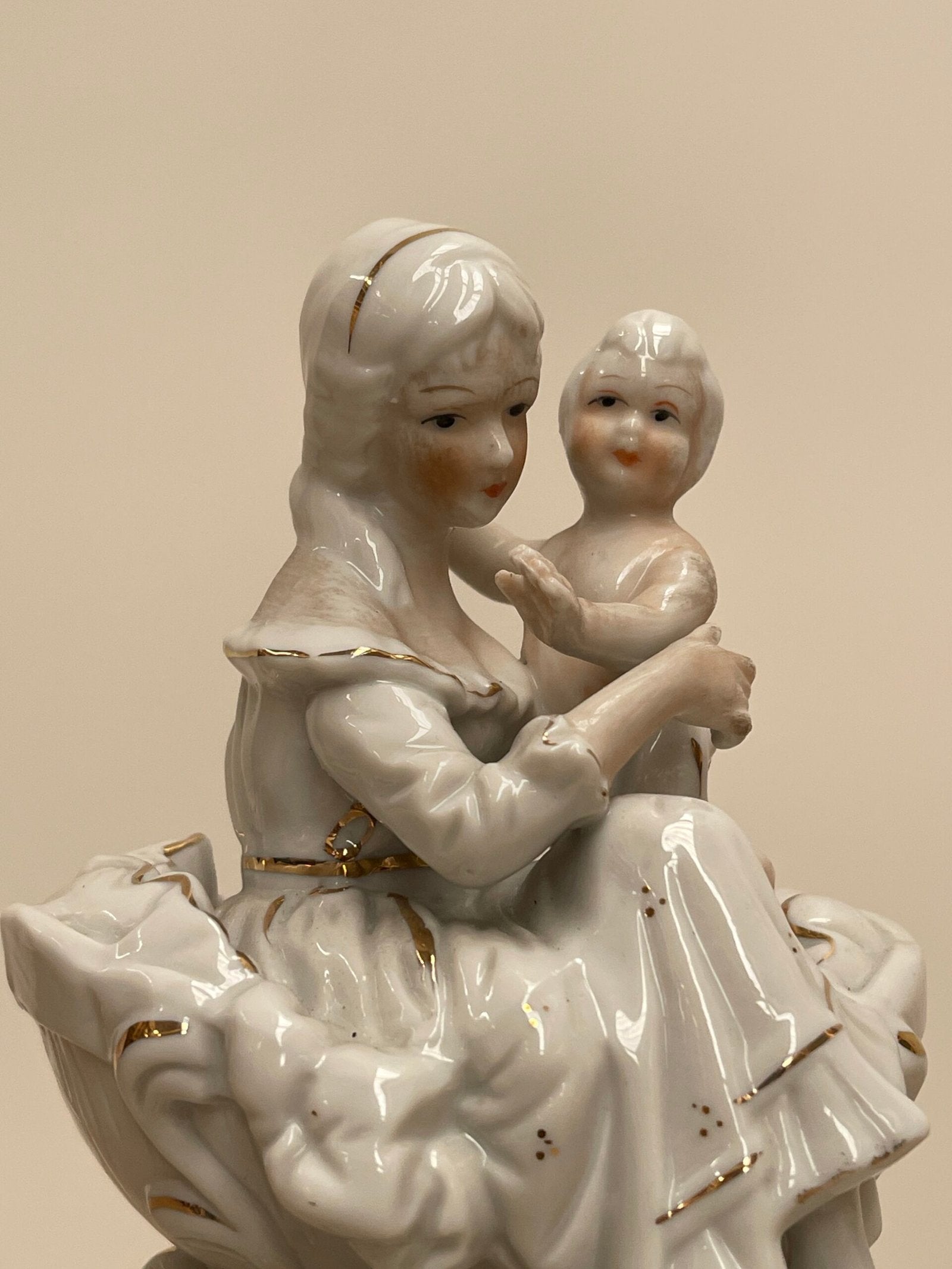 Statuina in porcellana madre e bambino – Vintage con dettagli dorati
