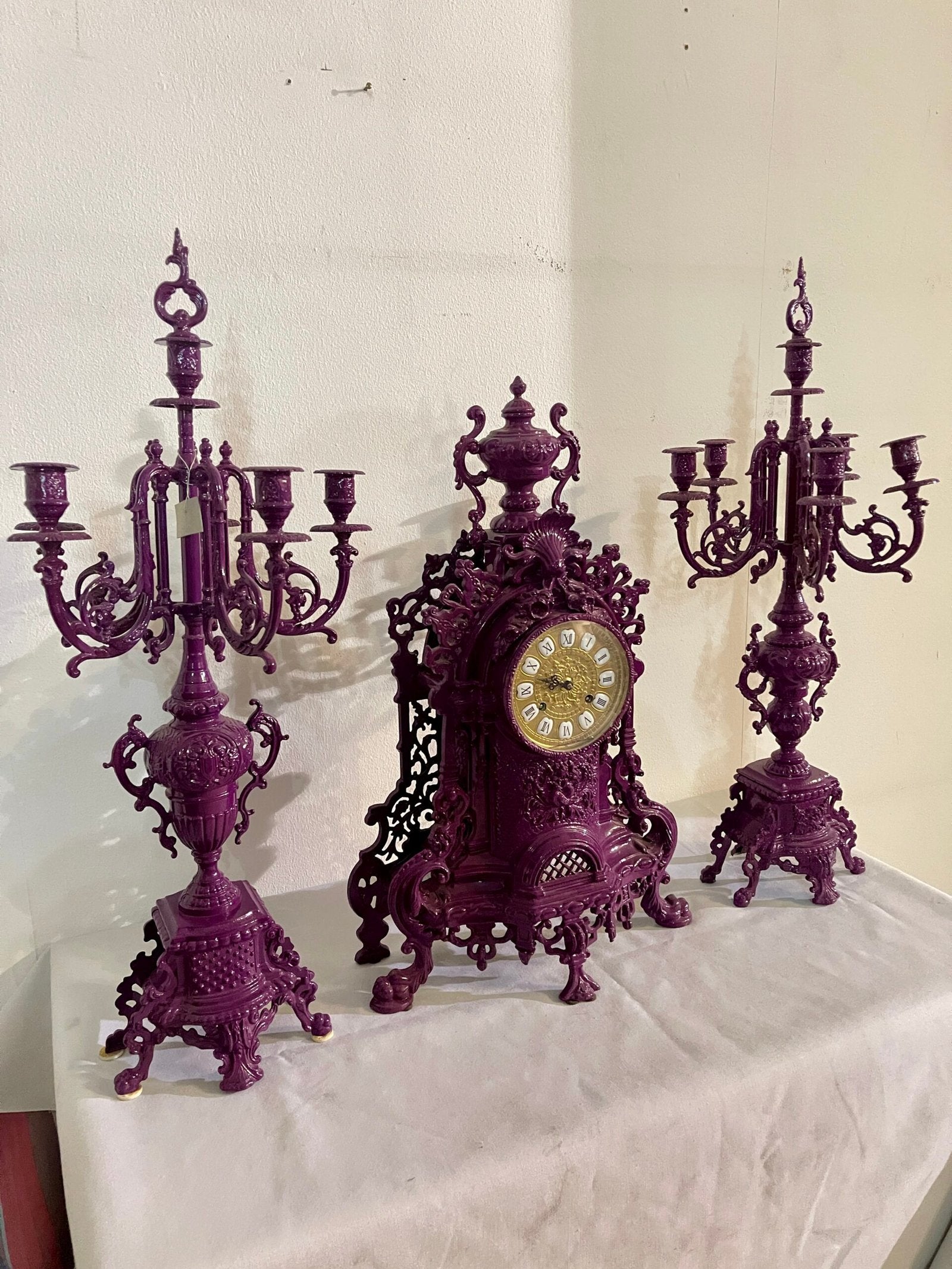 Tris Antico in stile Barocco - orologio da Caminetto con Candelabri (Viola Intenso)