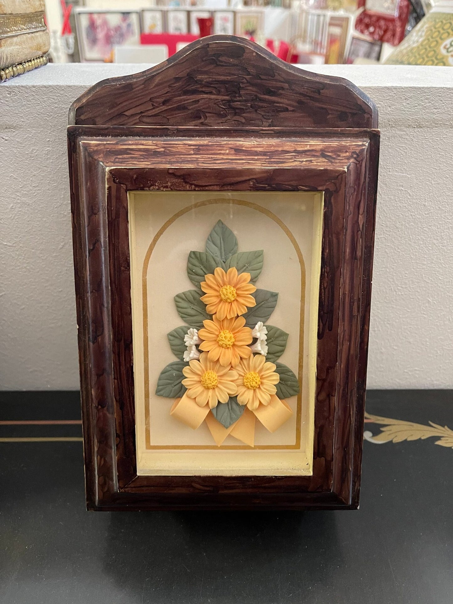 Quadro tridimensionale con decorazioni floreali.