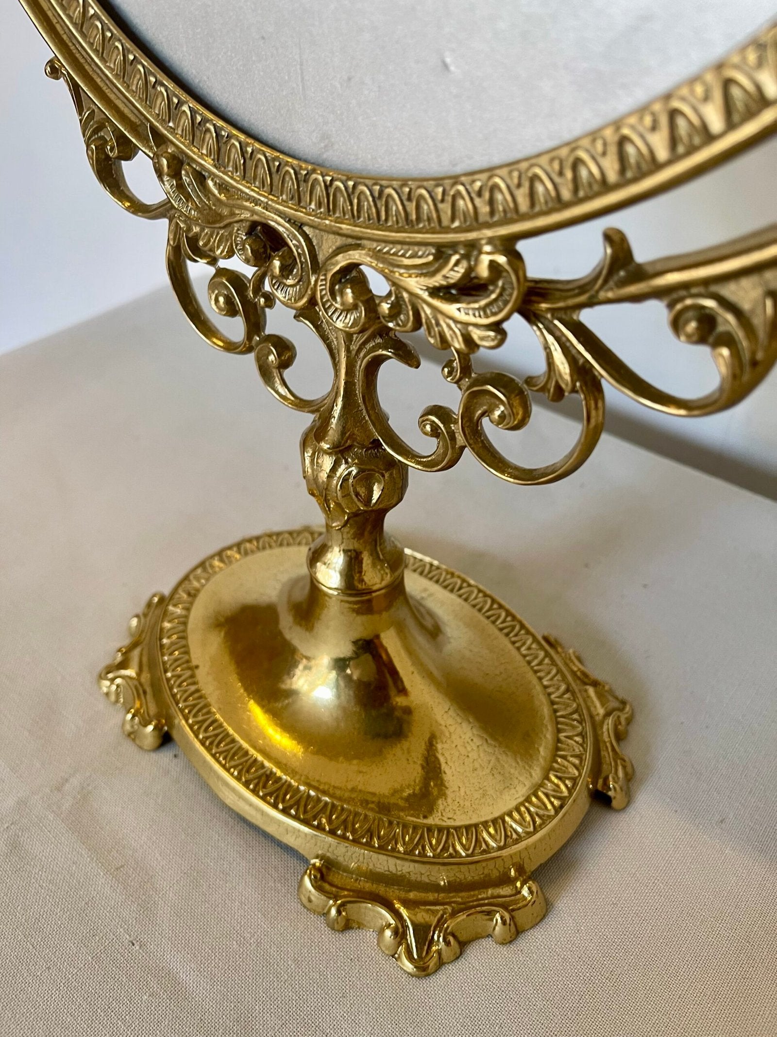 Specchio da toeletta in ottone dorato