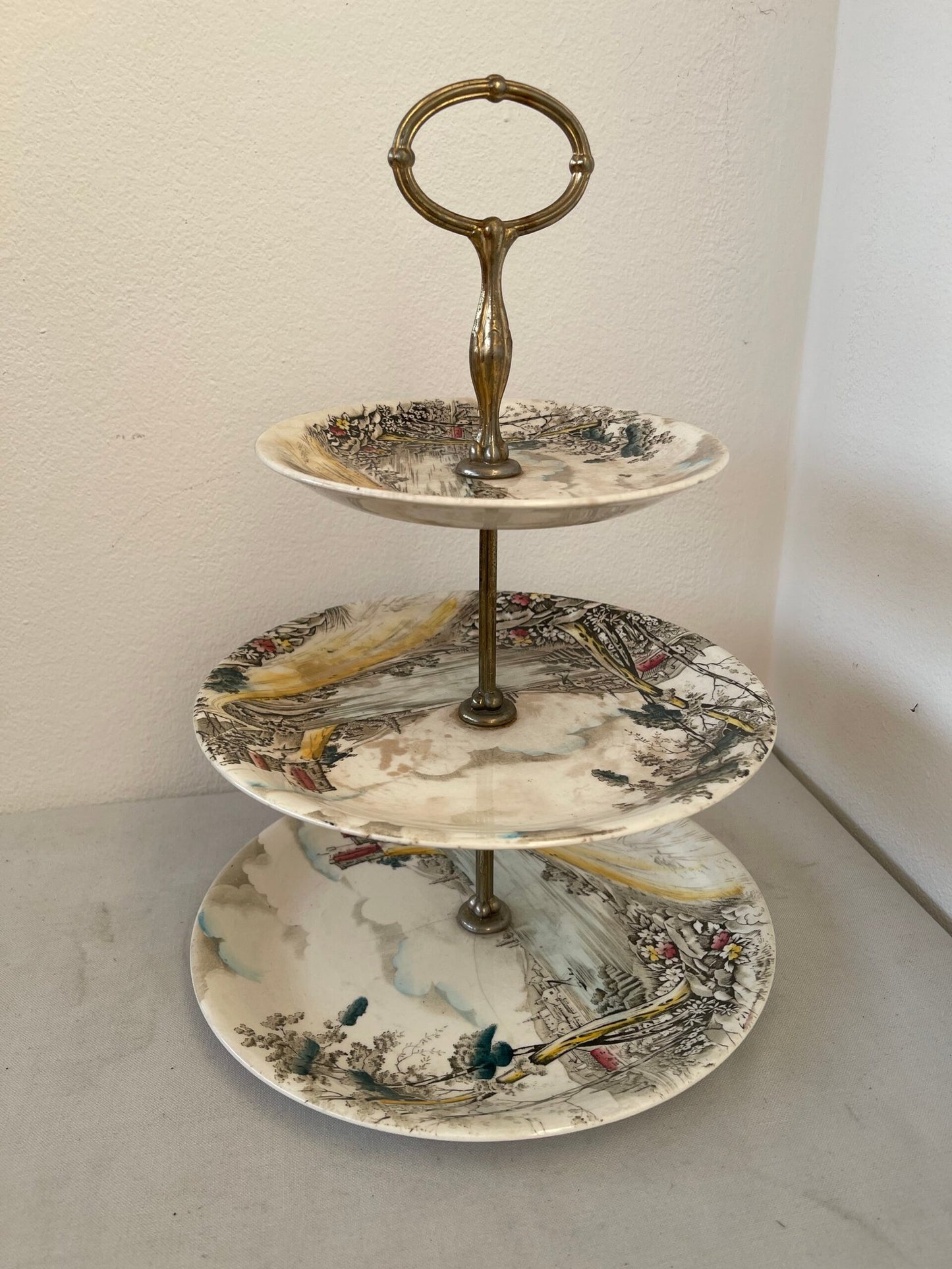 Alzata a Tre Piani in Ceramica Dipinta a Mano – Vintage