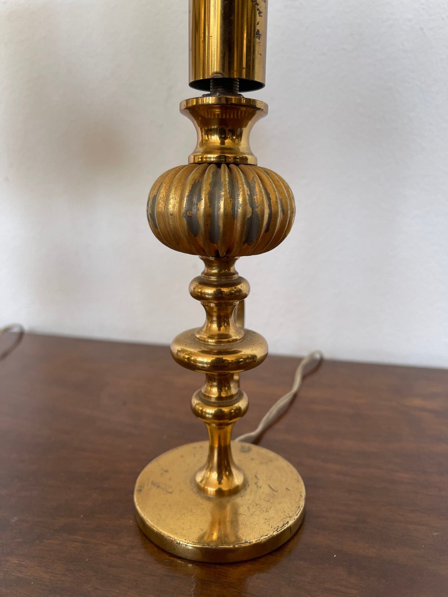 Coppia di lampade da tavolo vintage in stile classico - Base dorata con paralume in tessuto beige