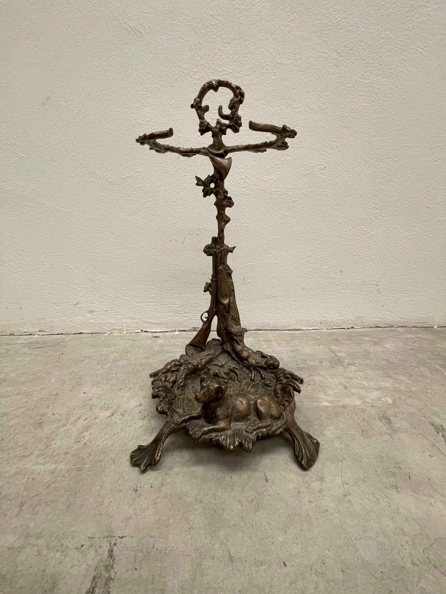 Antico portaombrelli francese del XX secolo in bronzo con figura di cane da caccia