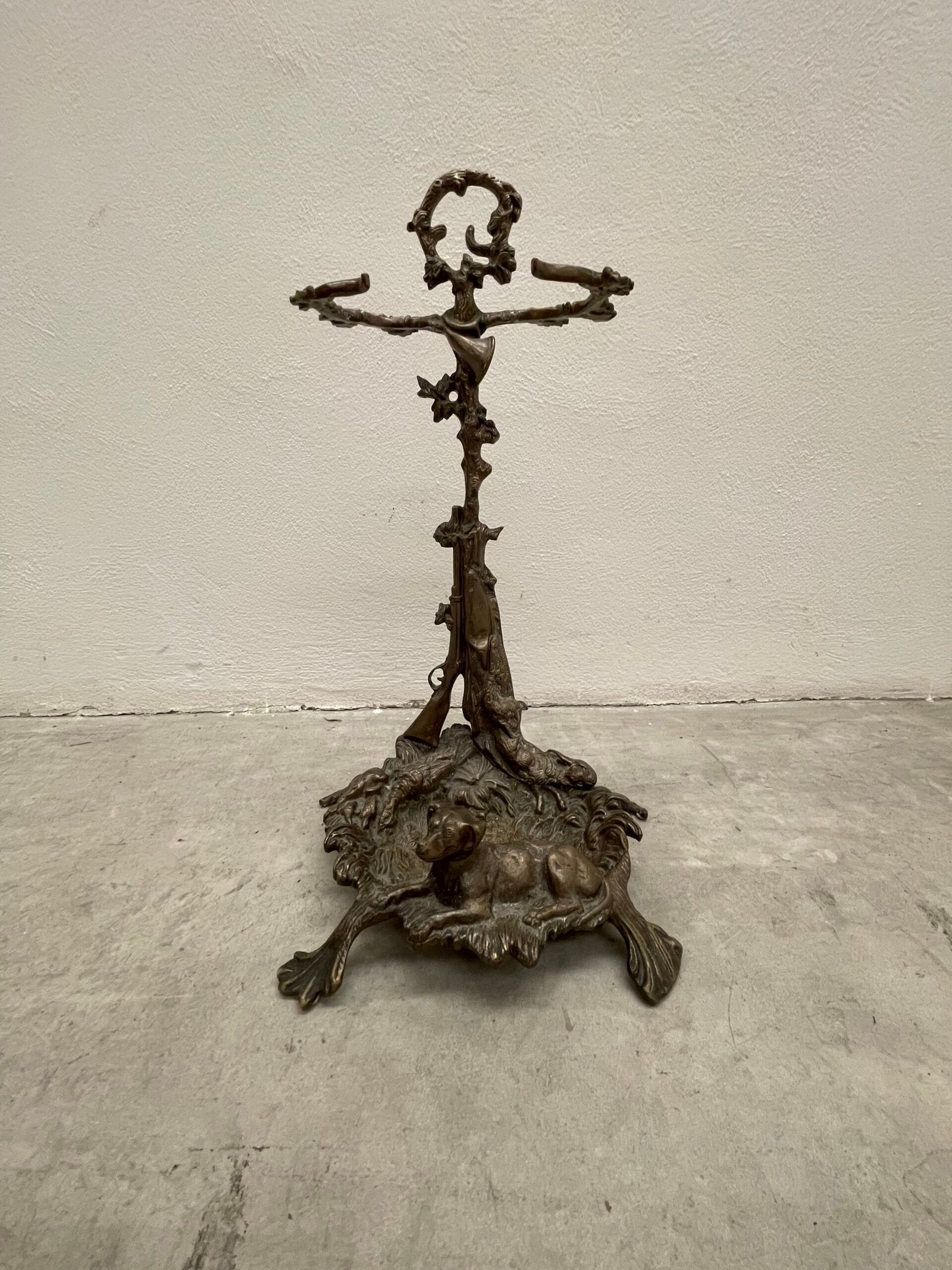 Antico portaombrelli francese del XX secolo in bronzo con figura di cane da caccia