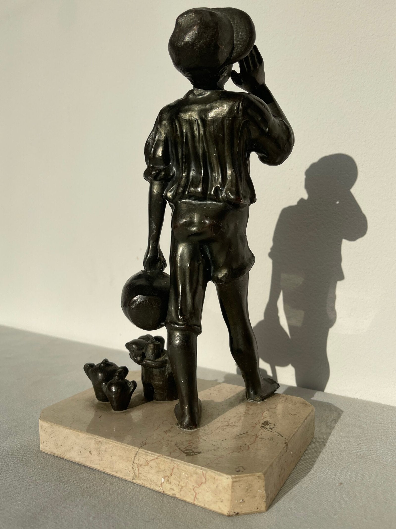 Scultura in Bronzo – Ragazzo con Brocca e Frutta su Base in Marmo