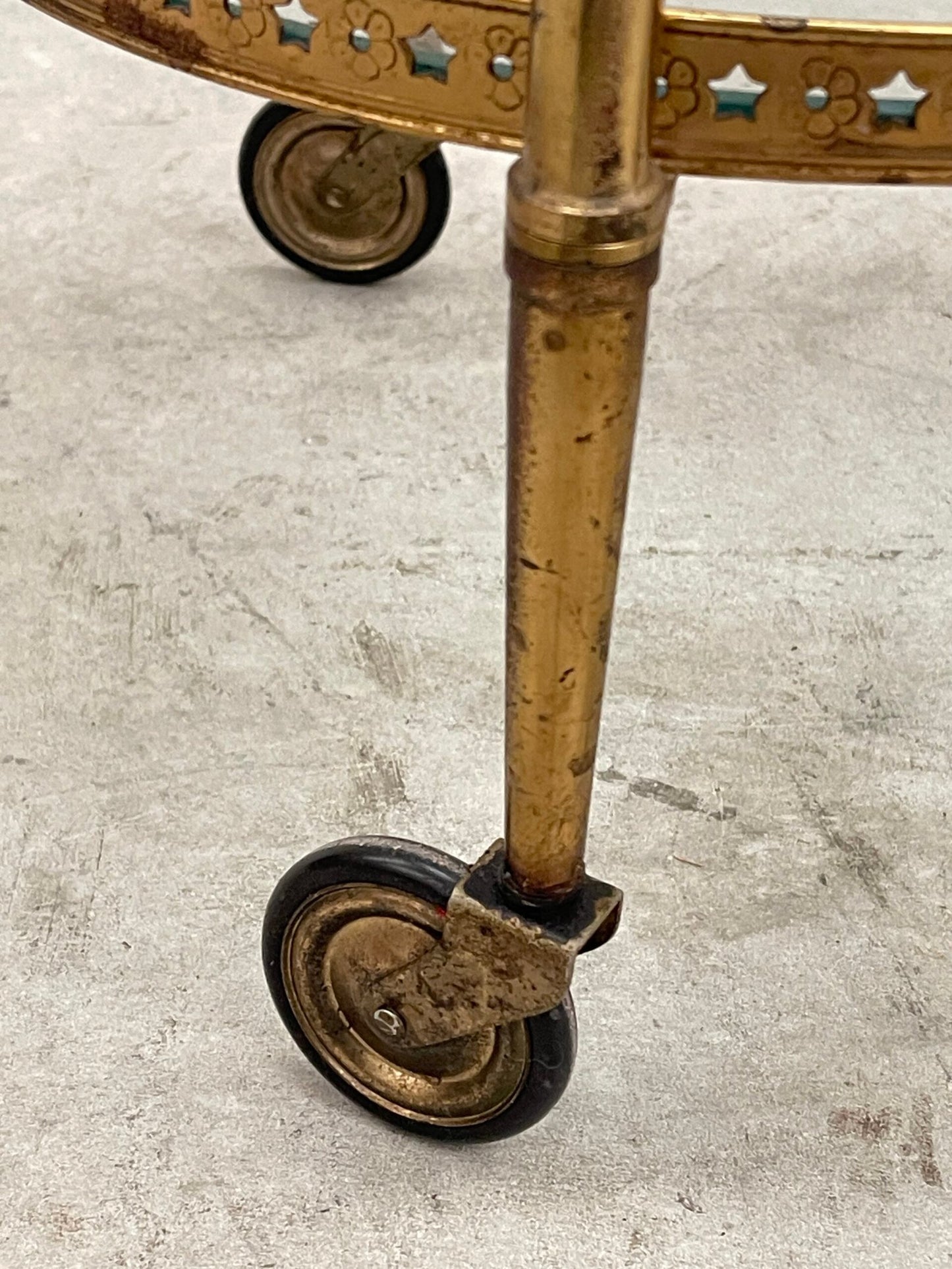 Carrello da bar vintage a tre ripiani, in stile hollywood regency, con struttura in ottone dorato e ripiani in vetro trasparente.