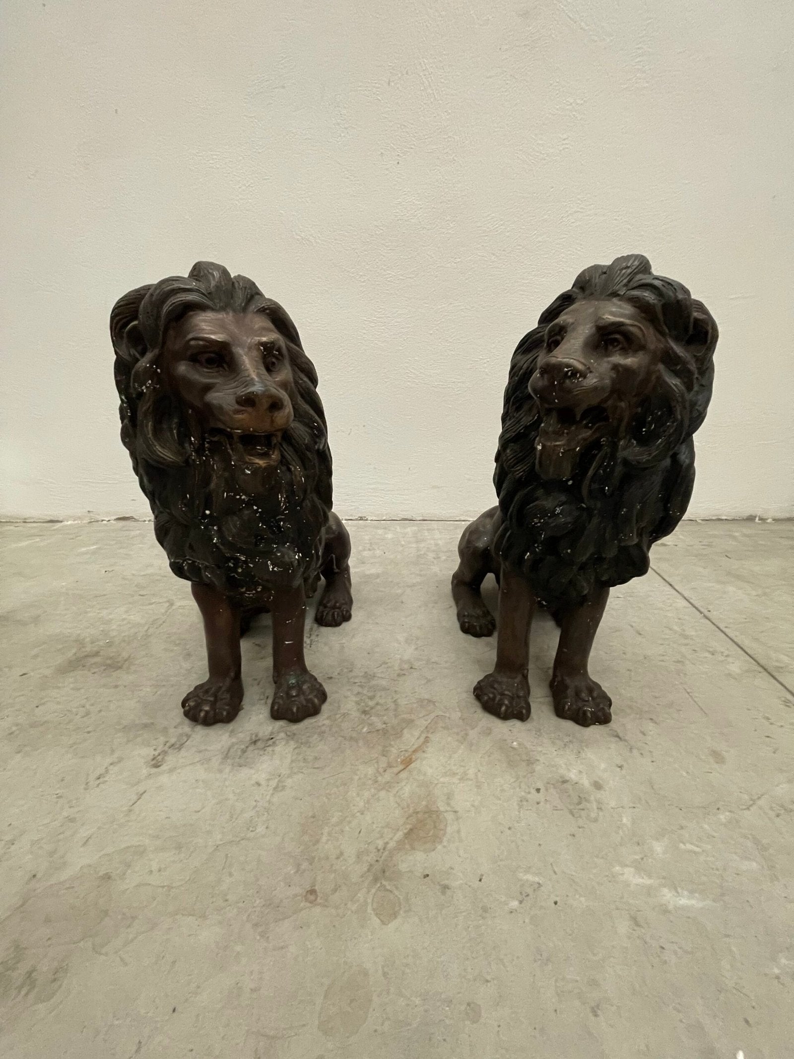 Coppia di statue in ghisa raffiguranti leoni – Prima metà del XX secolo