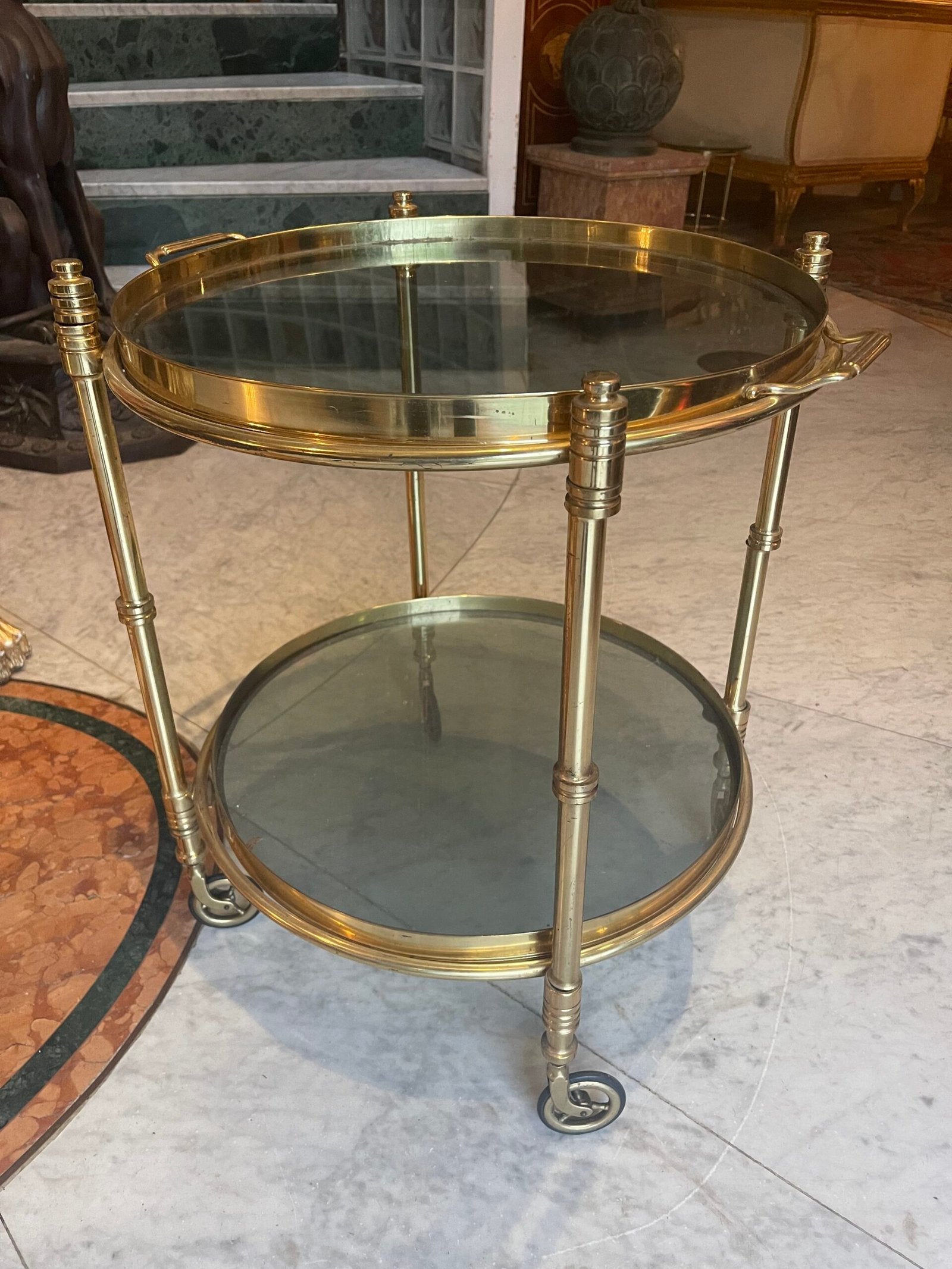 Carrello bar tondo in ottone con piani in vetro fumé, anni 60