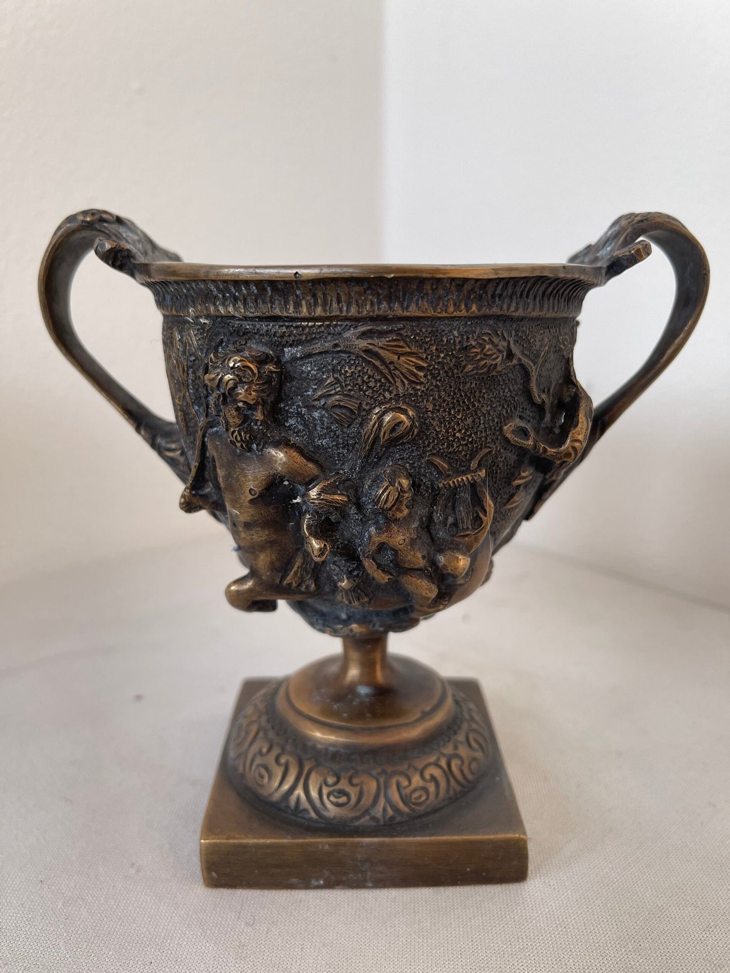 Coppia di Coppe Decorative in Bronzo – Firmate E. Monnet – Stile Neoclassico