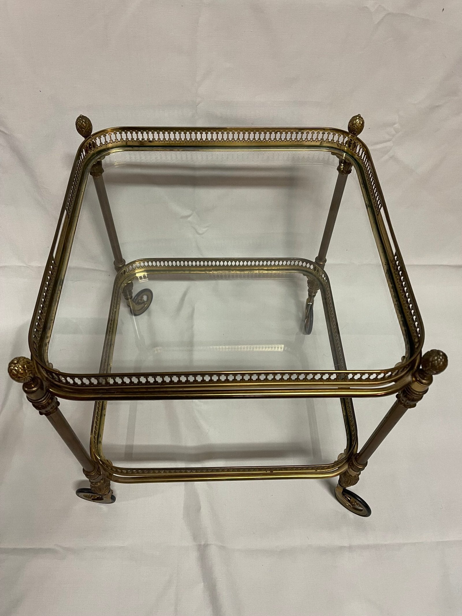 Carrello da tè in stile Impero con struttura in ottone e ripiani in vetro