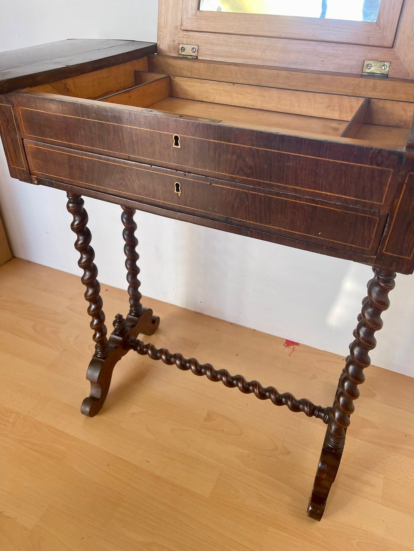Tavolino scrittoio con gambe tornite a rocchetto