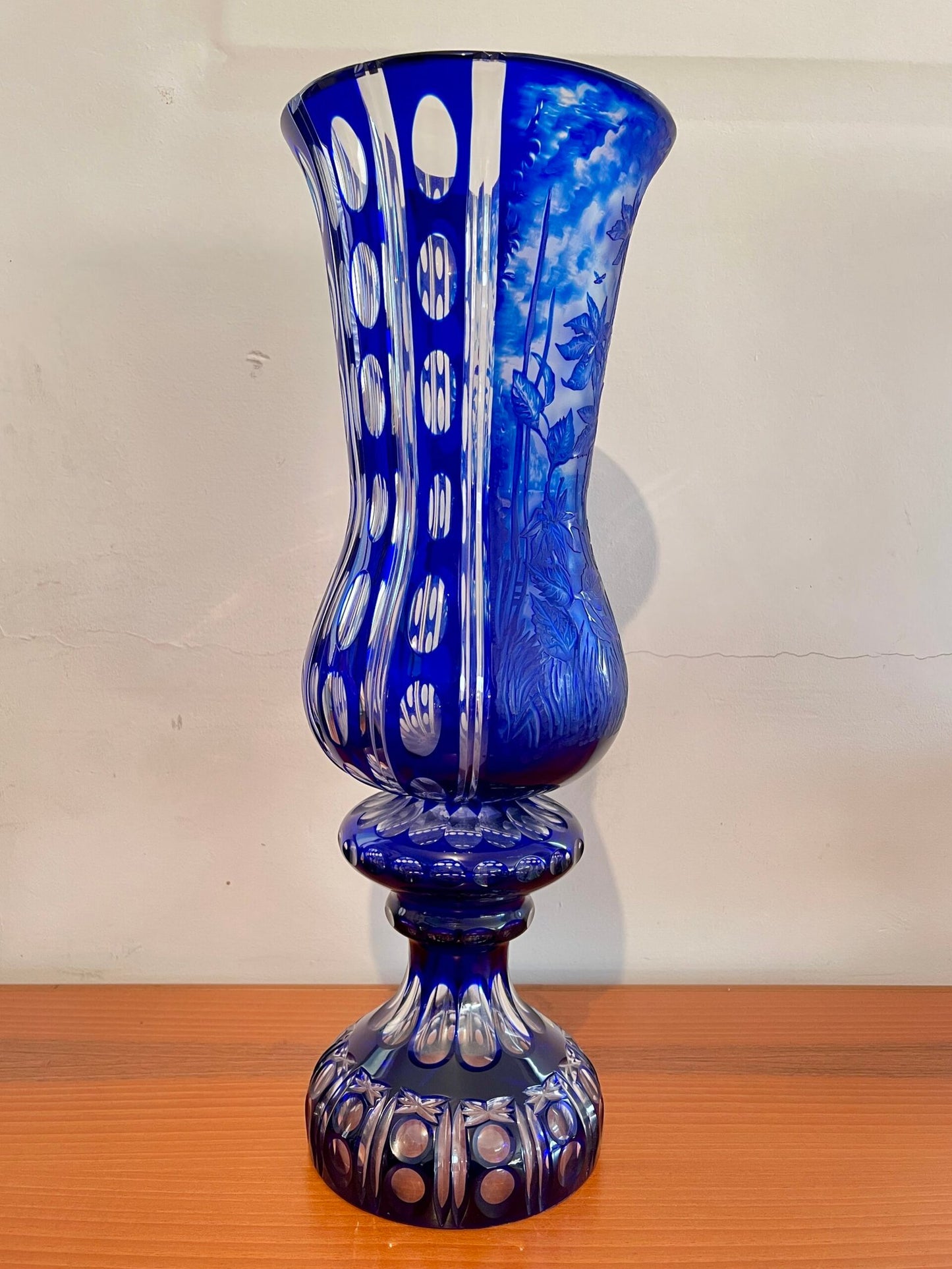 Vaso in Cristallo Blu Art Deco Inciso con Motivi Floreali