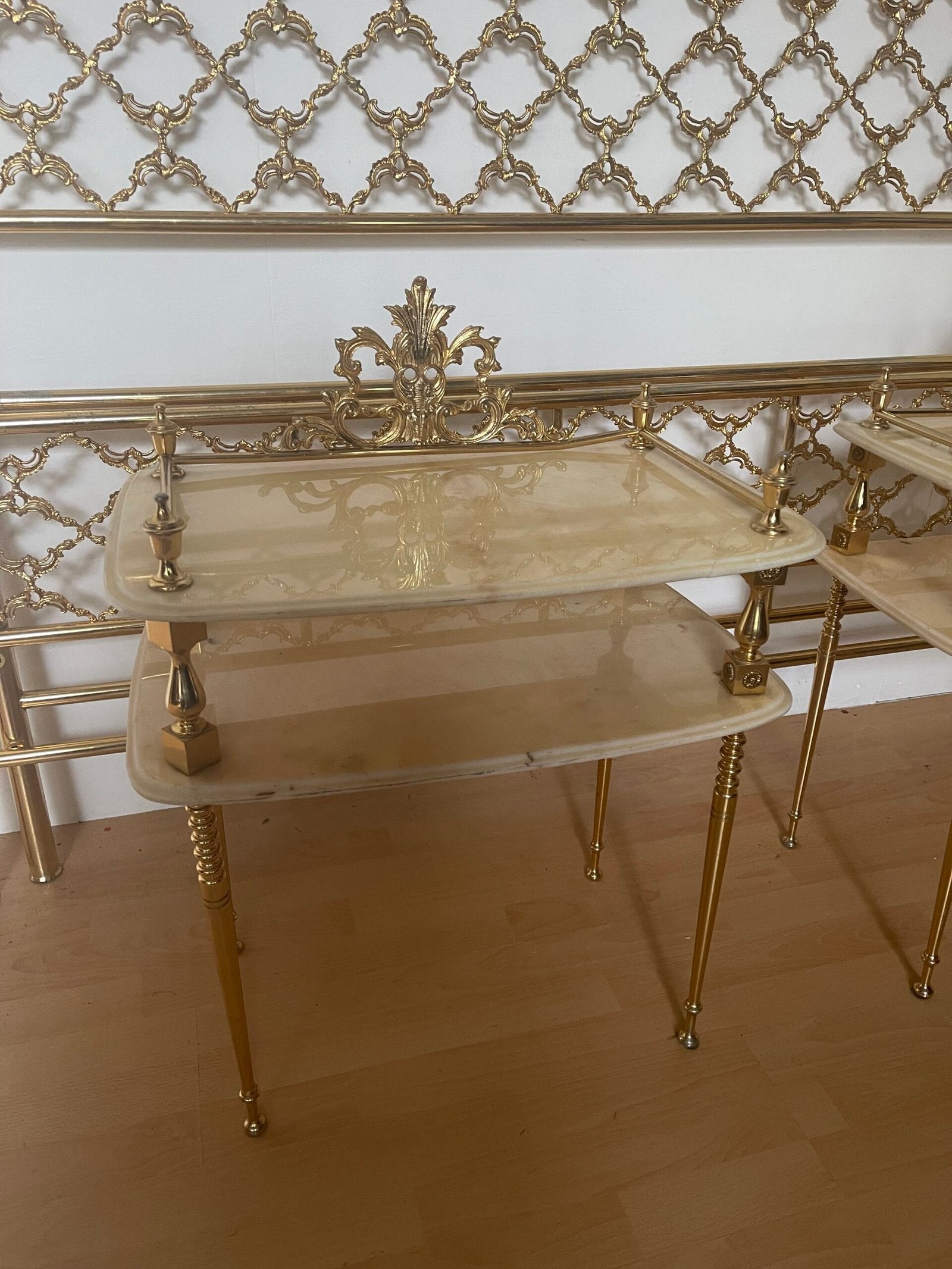 Coppia di Tavolini d’Appoggio «Regina» in Metallo Dorato e Marmo Chiaro