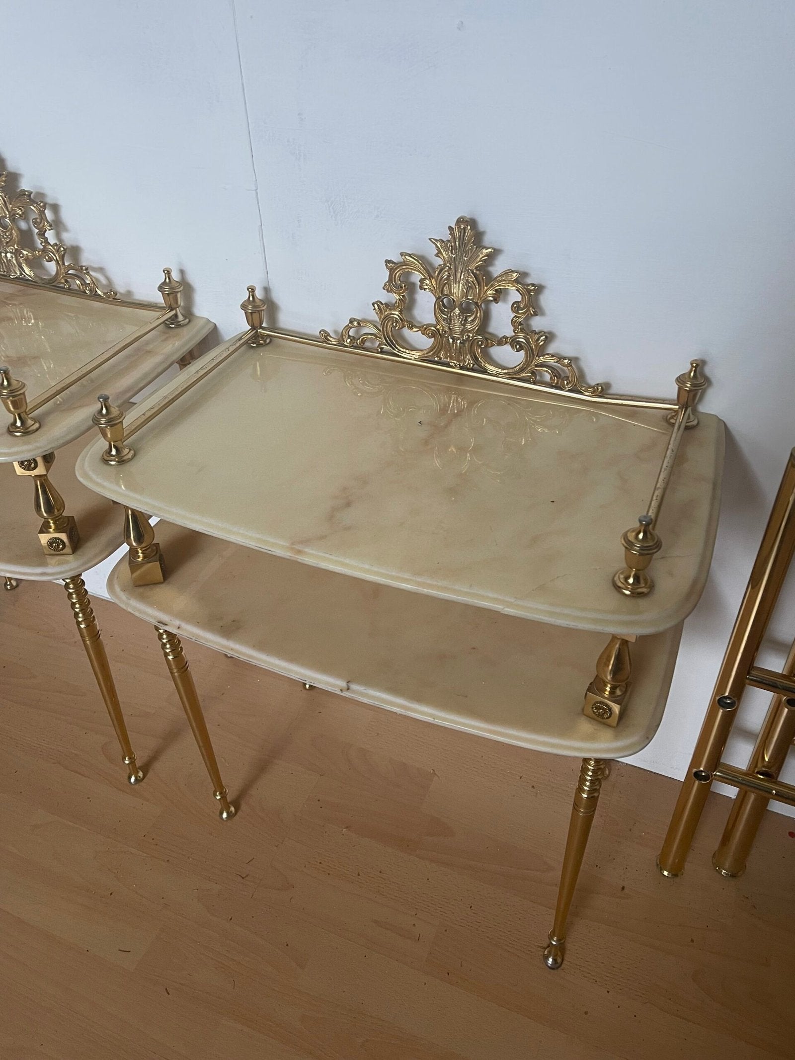 Coppia di Tavolini d’Appoggio «Regina» in Metallo Dorato e Marmo Chiaro