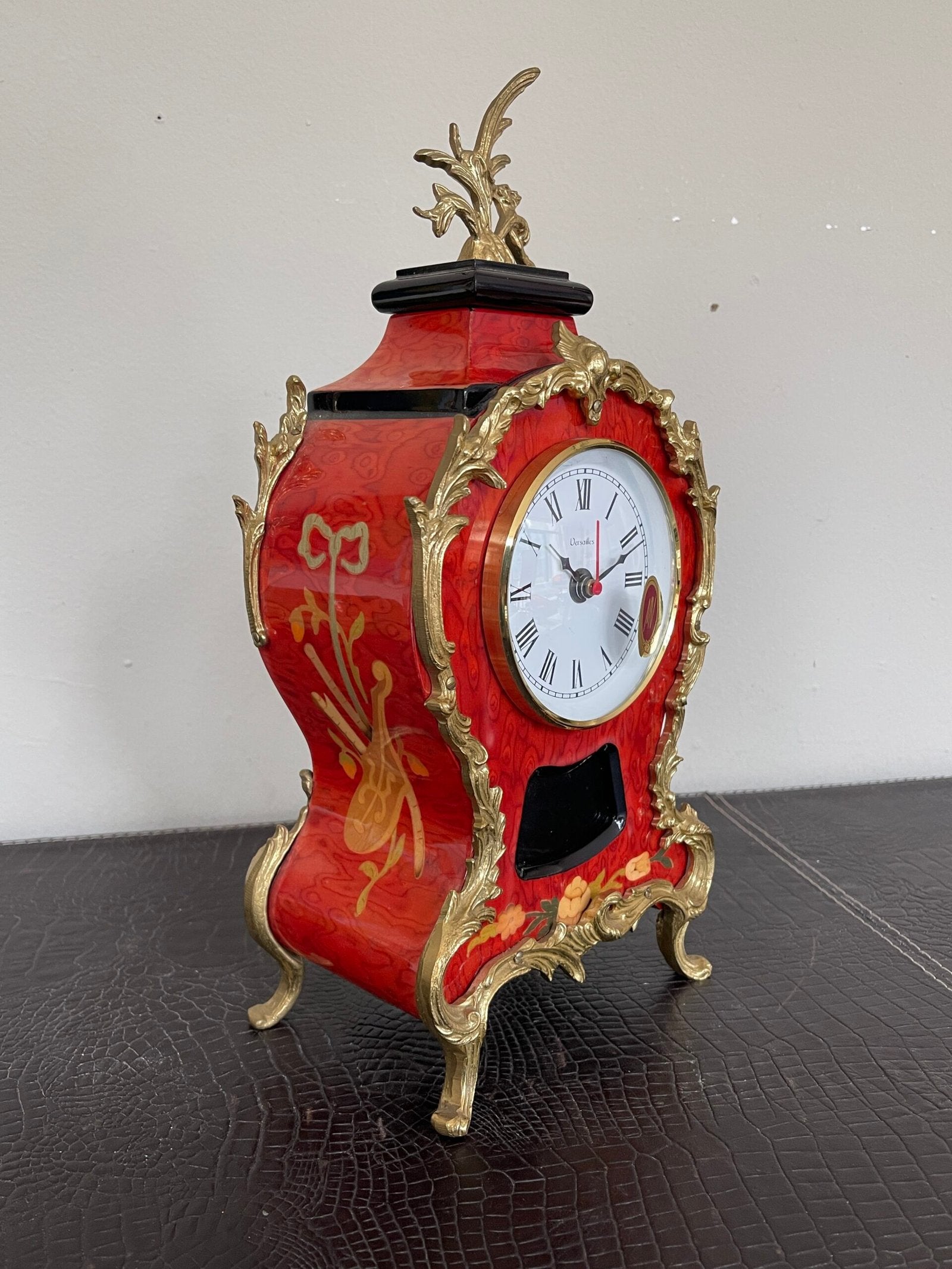 Orologio da tavolo con Pendolo e Decorazioni Dorate - Stile Classico e Raffinato