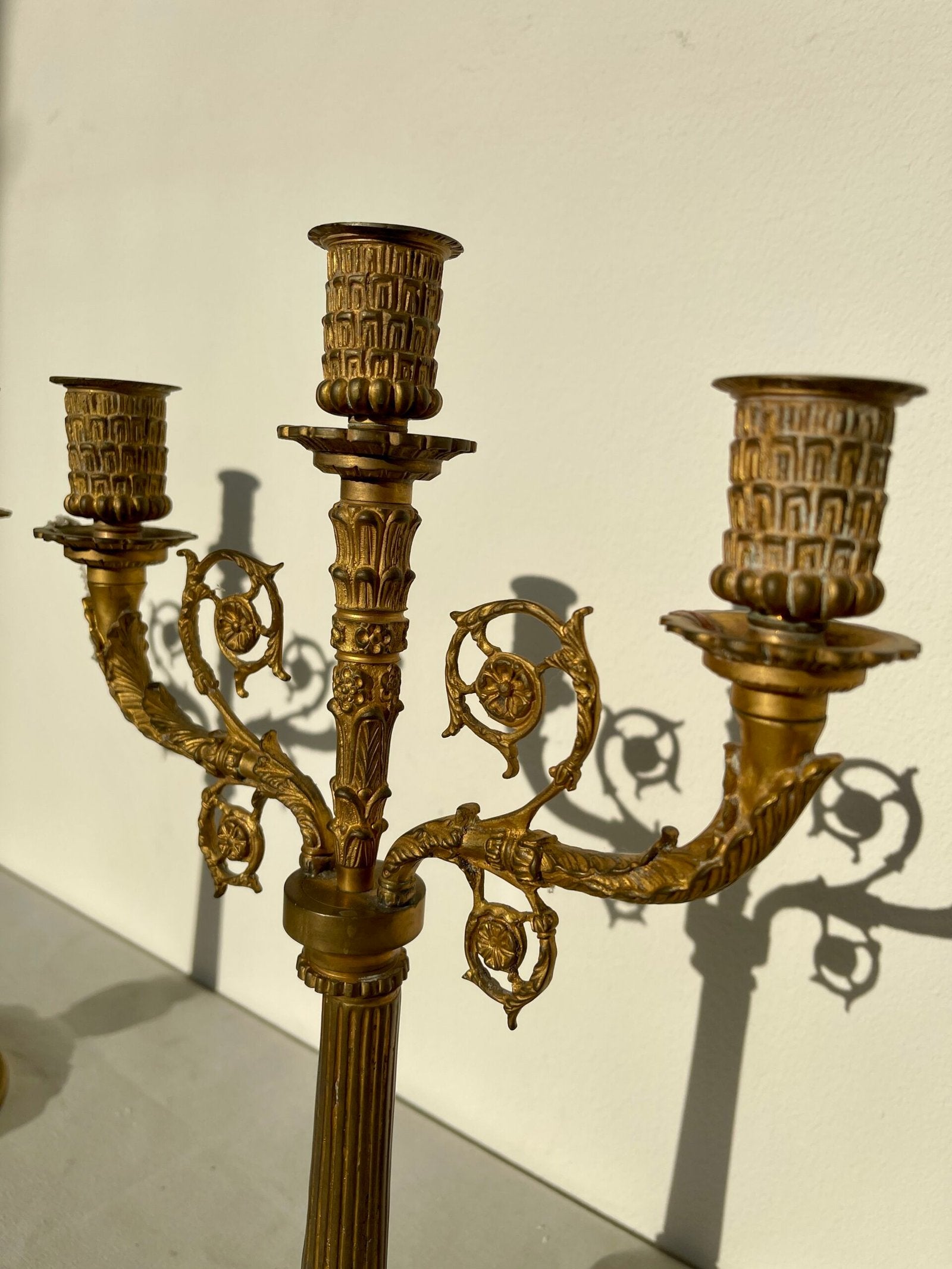 Elegante Coppia di Candelabri in Bronzo Dorato