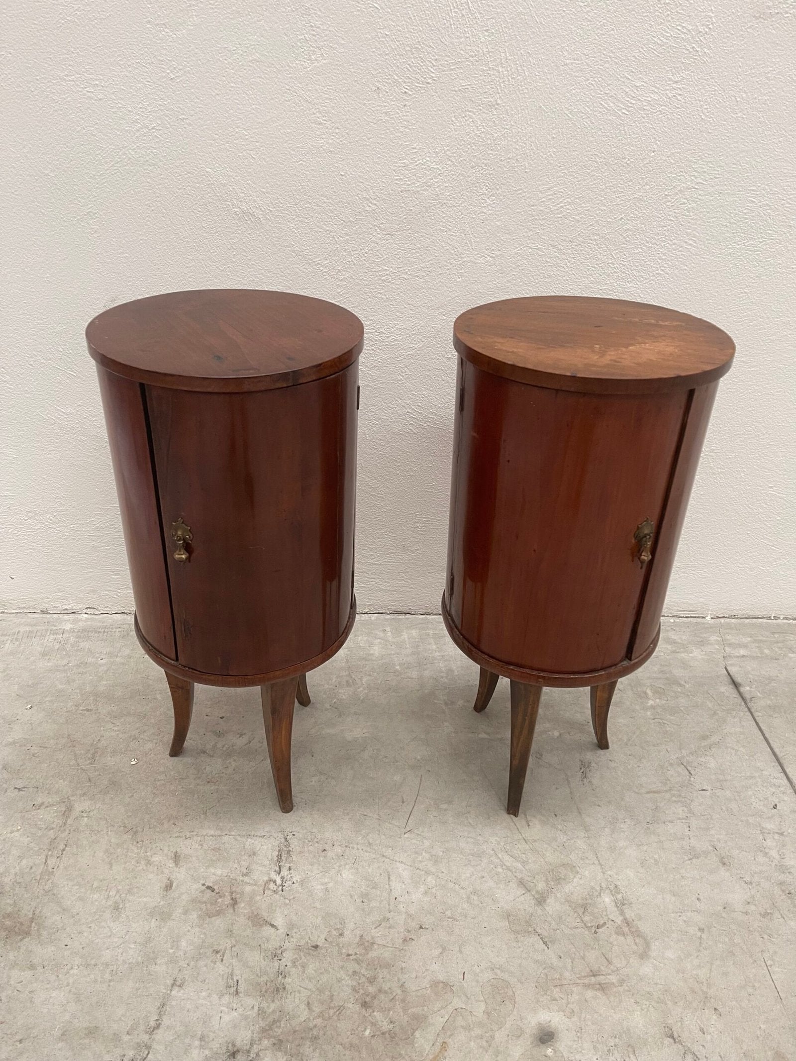 Coppia di comodini ovali/rotondi.