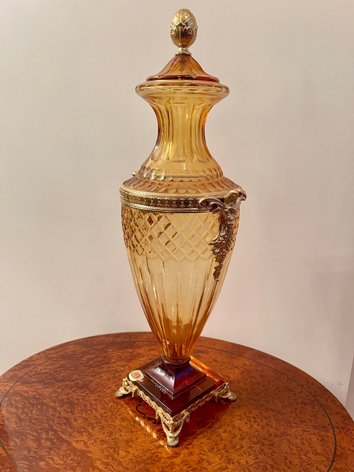 Vaso in cristallo ambra con decorazioni dorate – design elegante