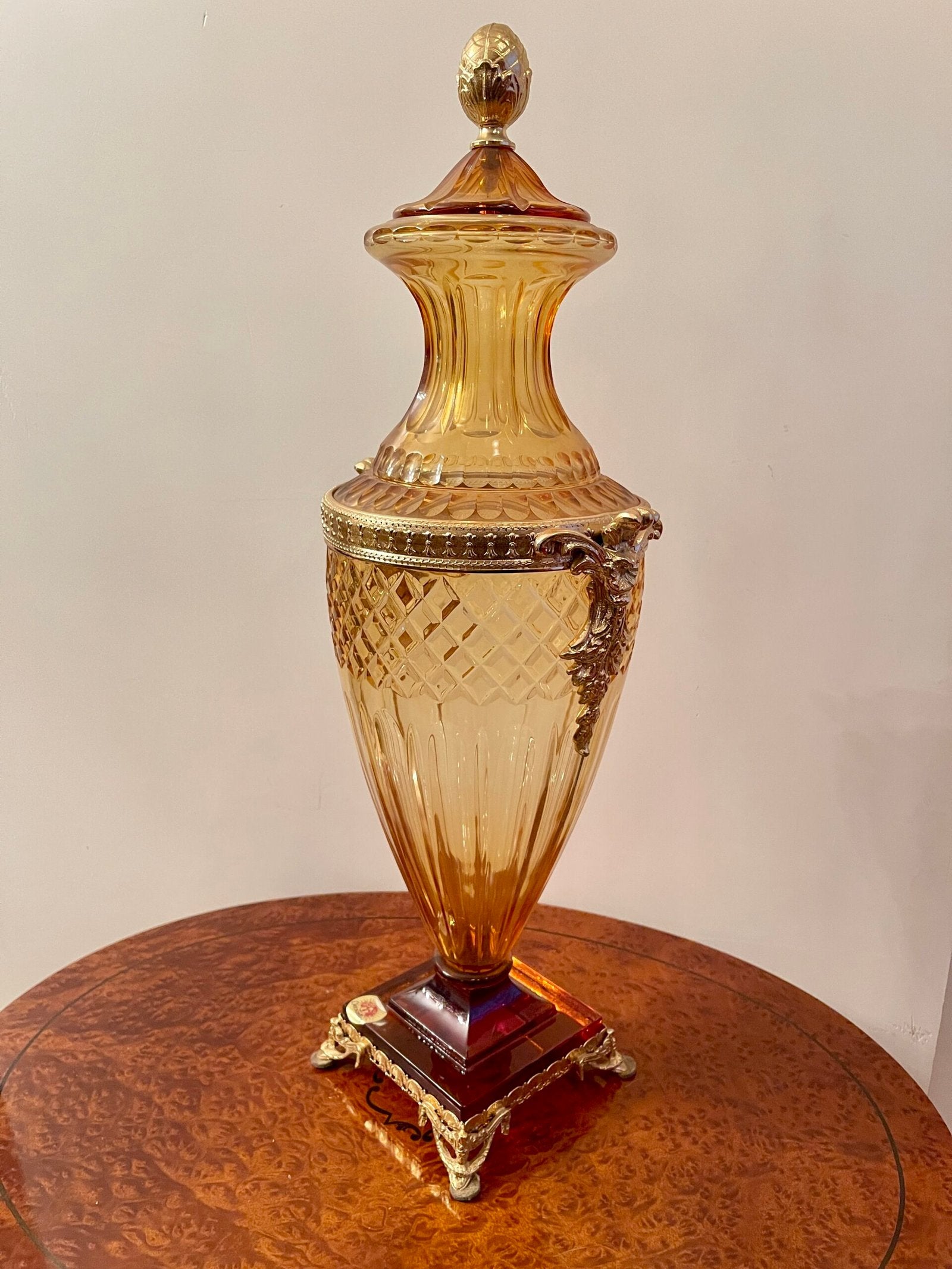 Vaso in cristallo ambra con decorazioni dorate – design elegante