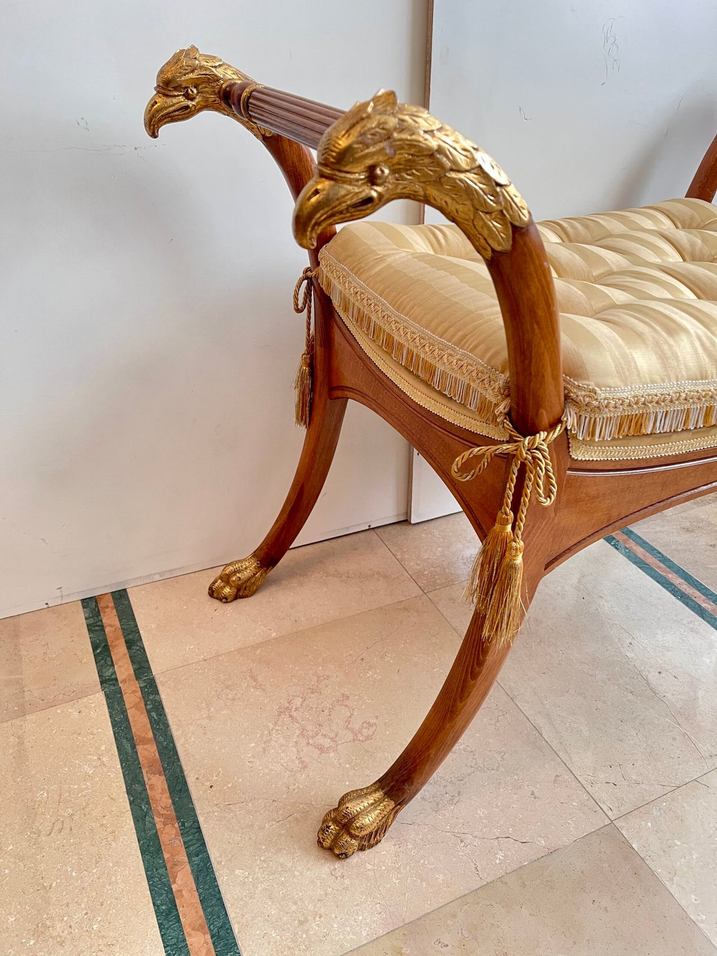 Sgabello in stile neoclassico con braccioli a testa d’aquila e finiture dorate