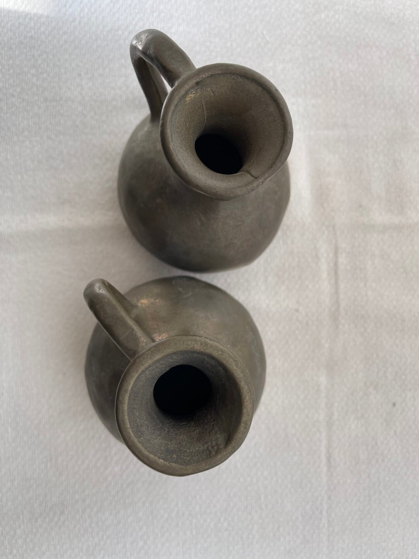 Coppia di Mini Brocche in Bronzo o Ottone – Stile Rustico