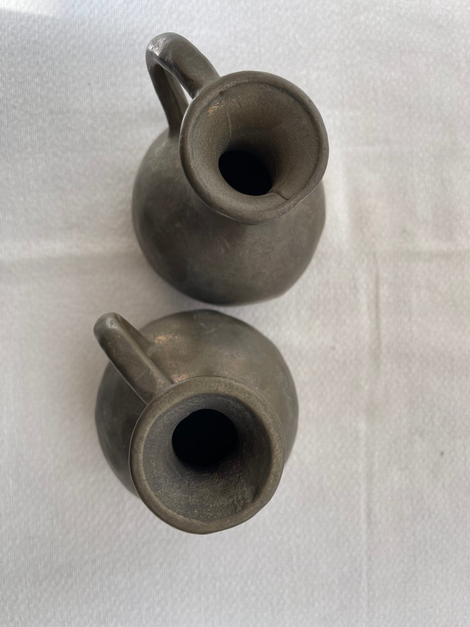 Coppia di Mini Brocche in Bronzo o Ottone – Stile Rustico