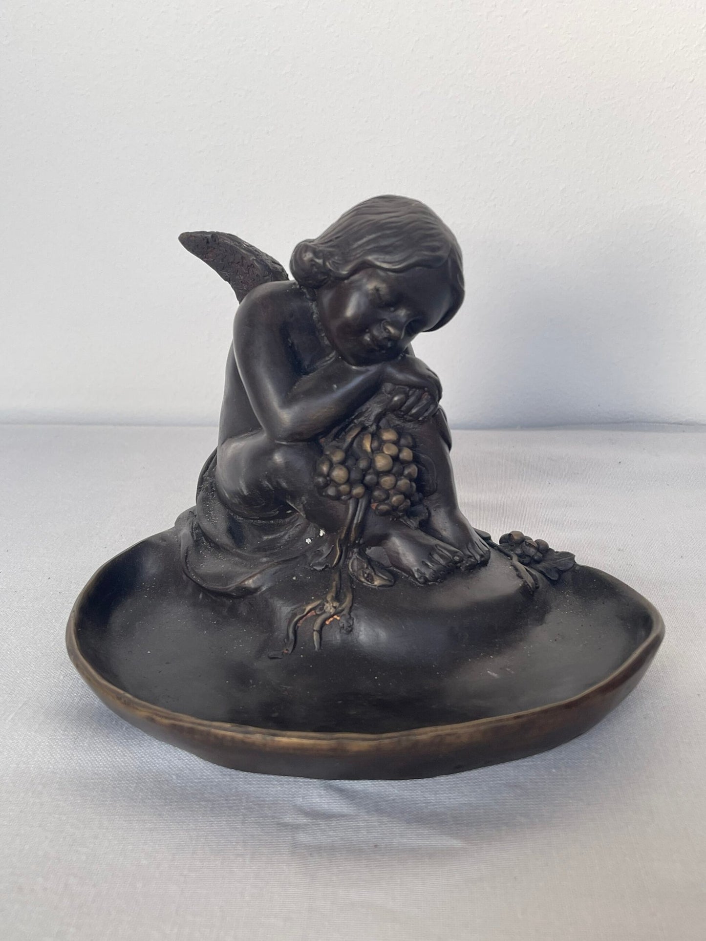 Putto con Grappolo d’Uva – Scultura Decorativa in Bronzo