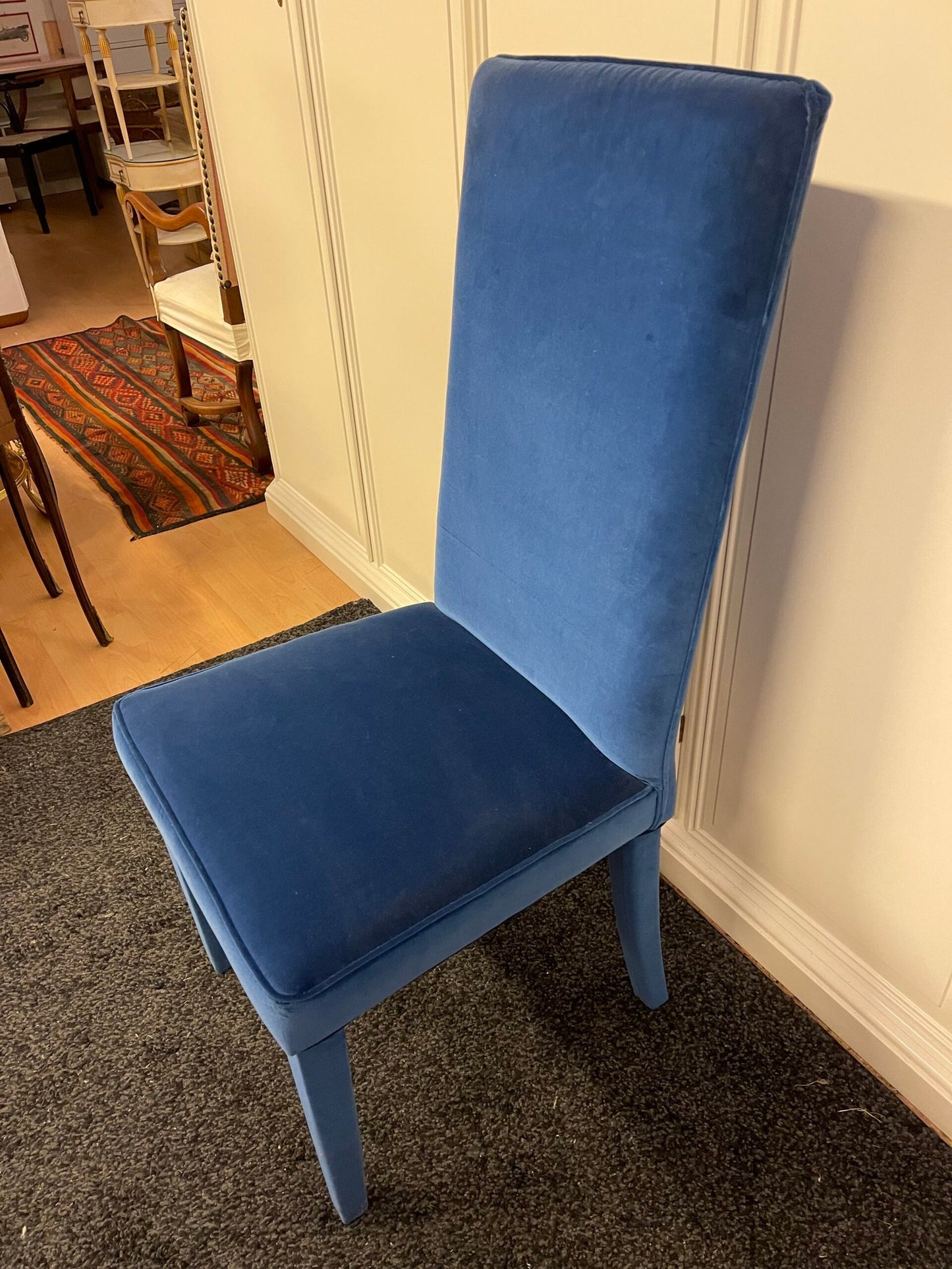 Sedia rivestita in velluto blu – stile moderno elegante