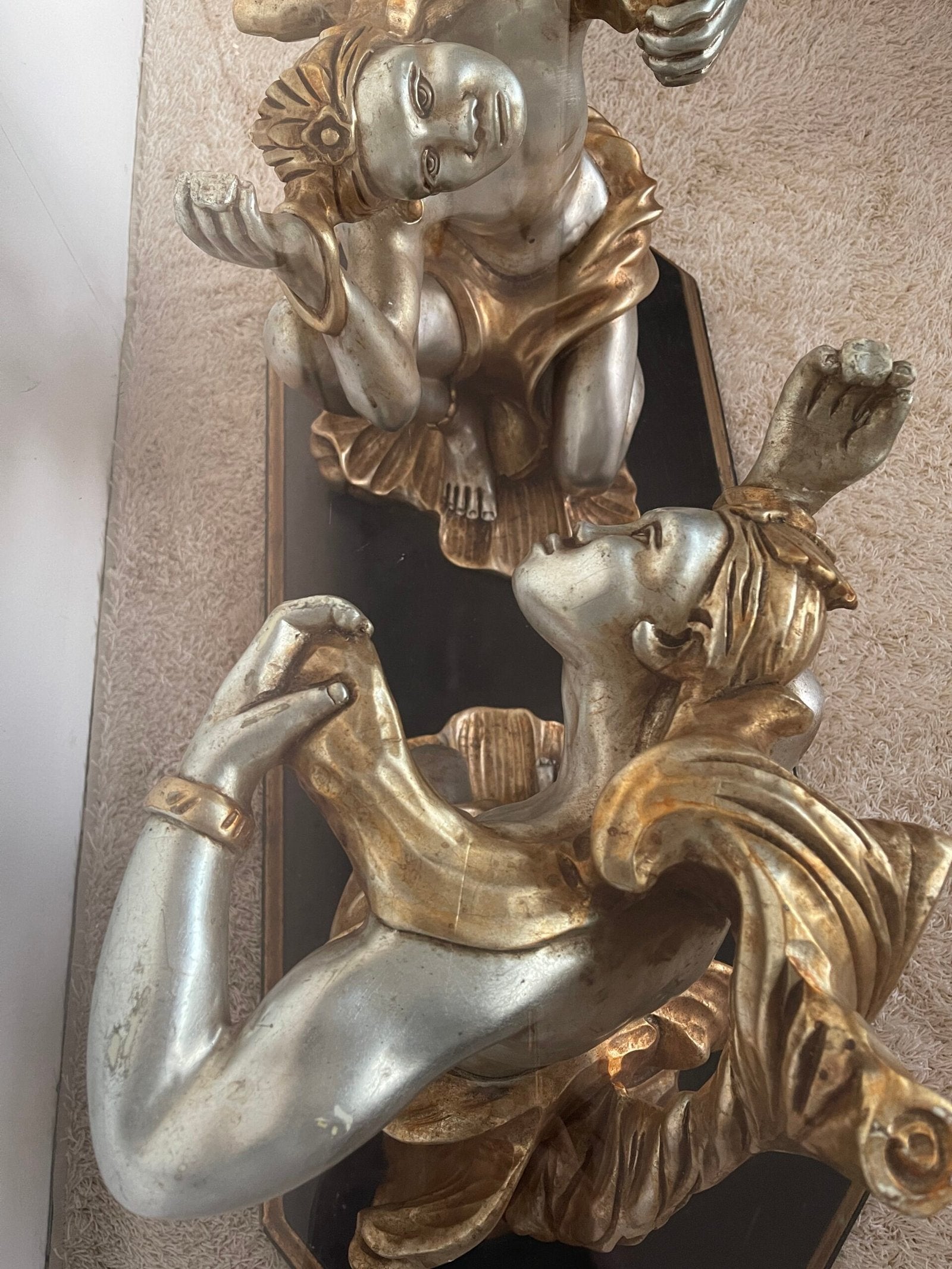 Tavolino da salotto con base in scultura – Design classico con piano in vetro