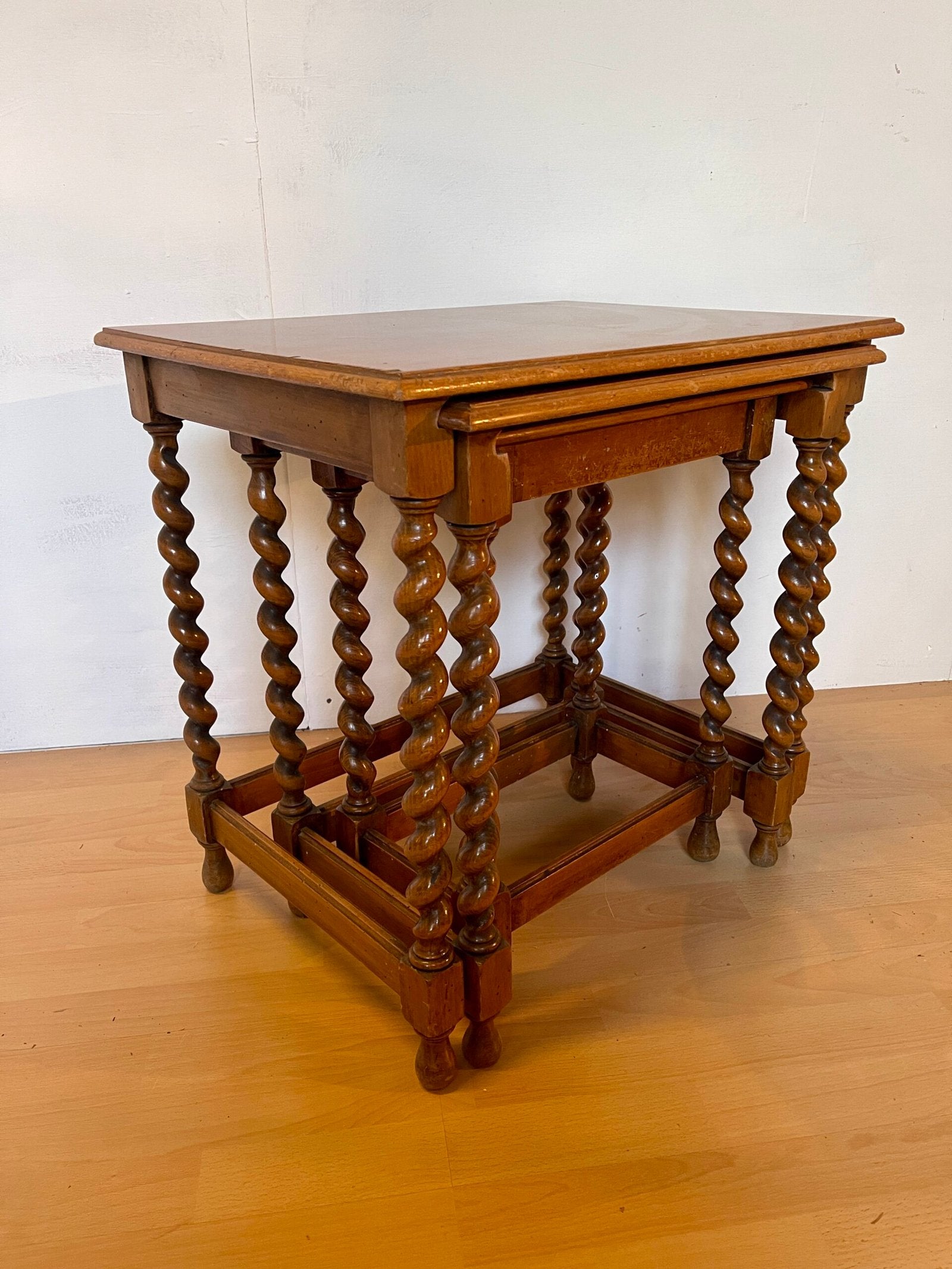 Set di Tavolini a Scomparsa in Legno – Gambe Tornite a Spirale