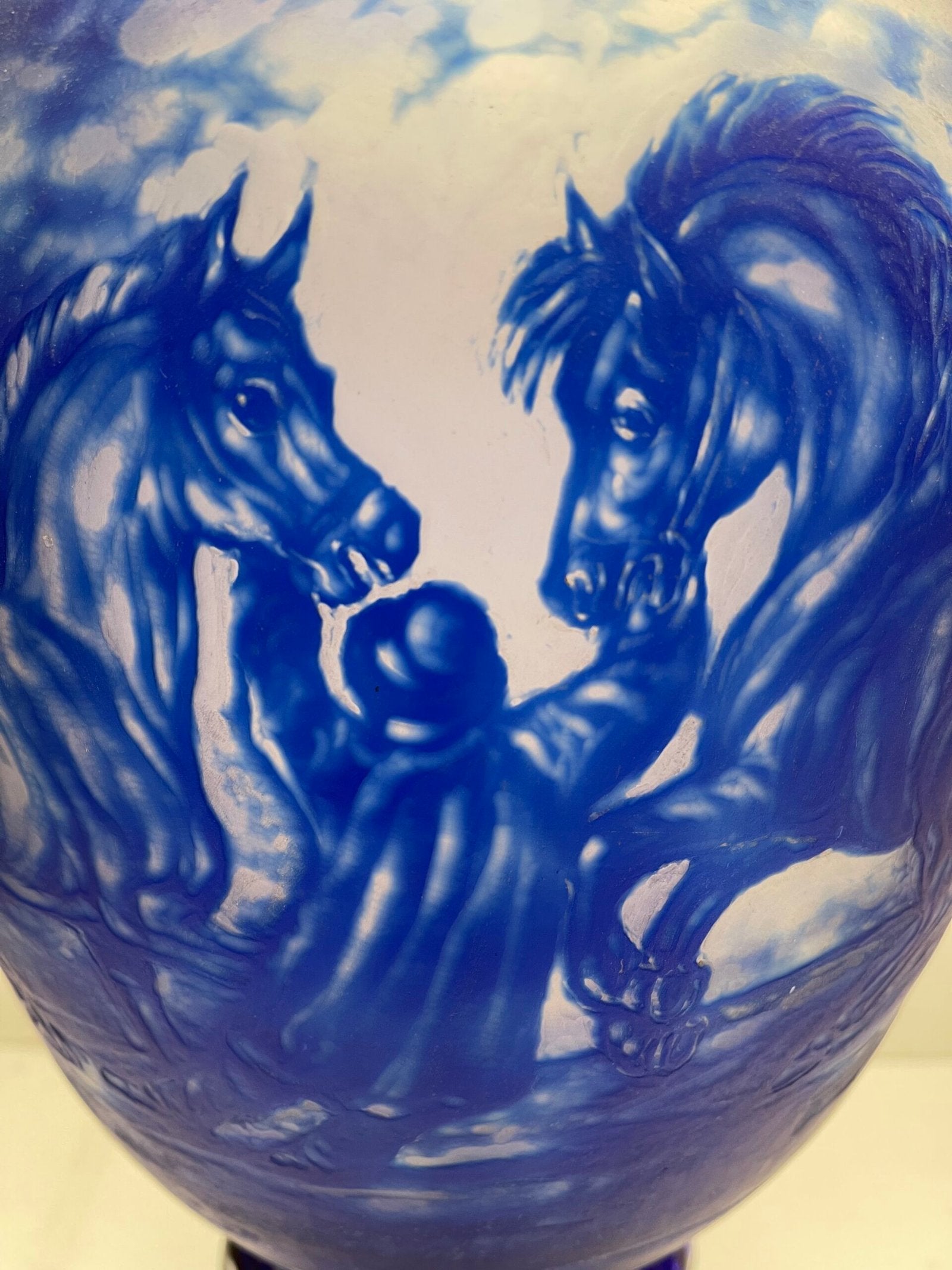 Vaso in cristallo molato blu cobalto con incisioni figurative