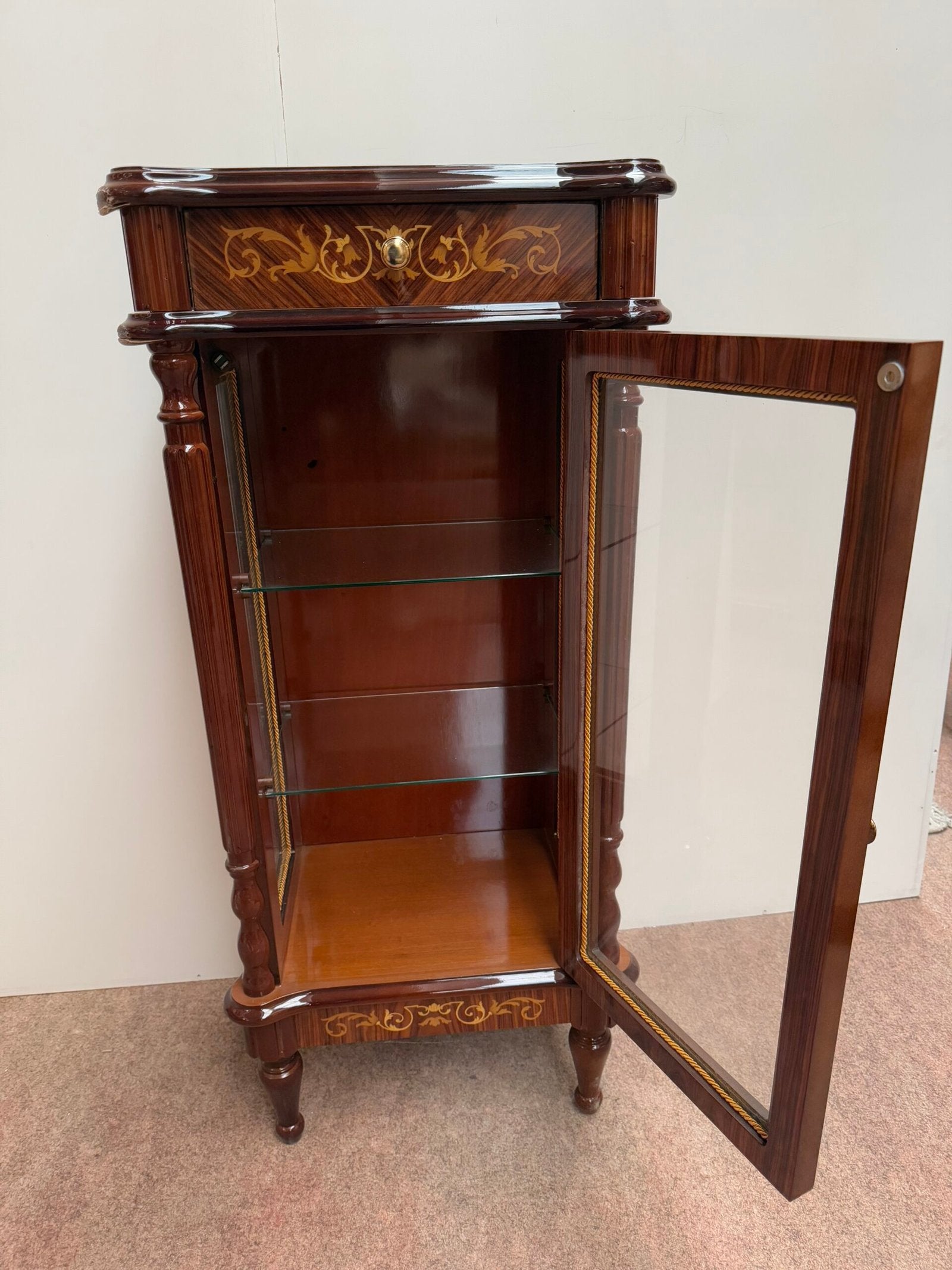 Credenza Alta con Intarsi e Finitura Lucida