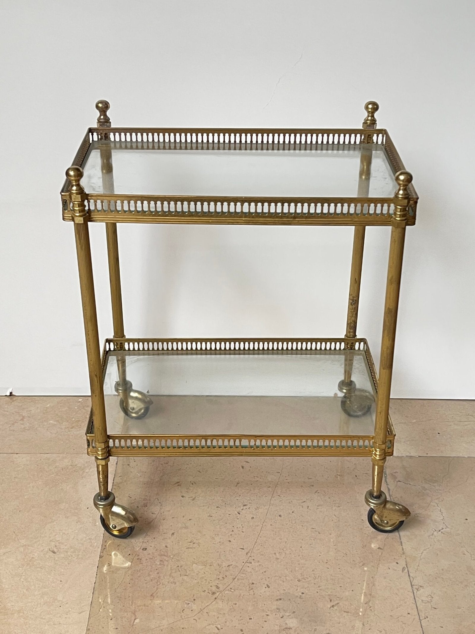 Carrello da bar in ottone dorato di design elegante italiano in struttura in ottone, finemente lavorata, anni 90