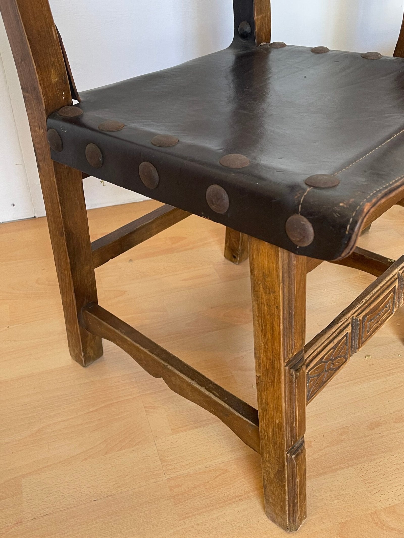 Coppia di sedie in legno e cuoio con borchie – stile rustico