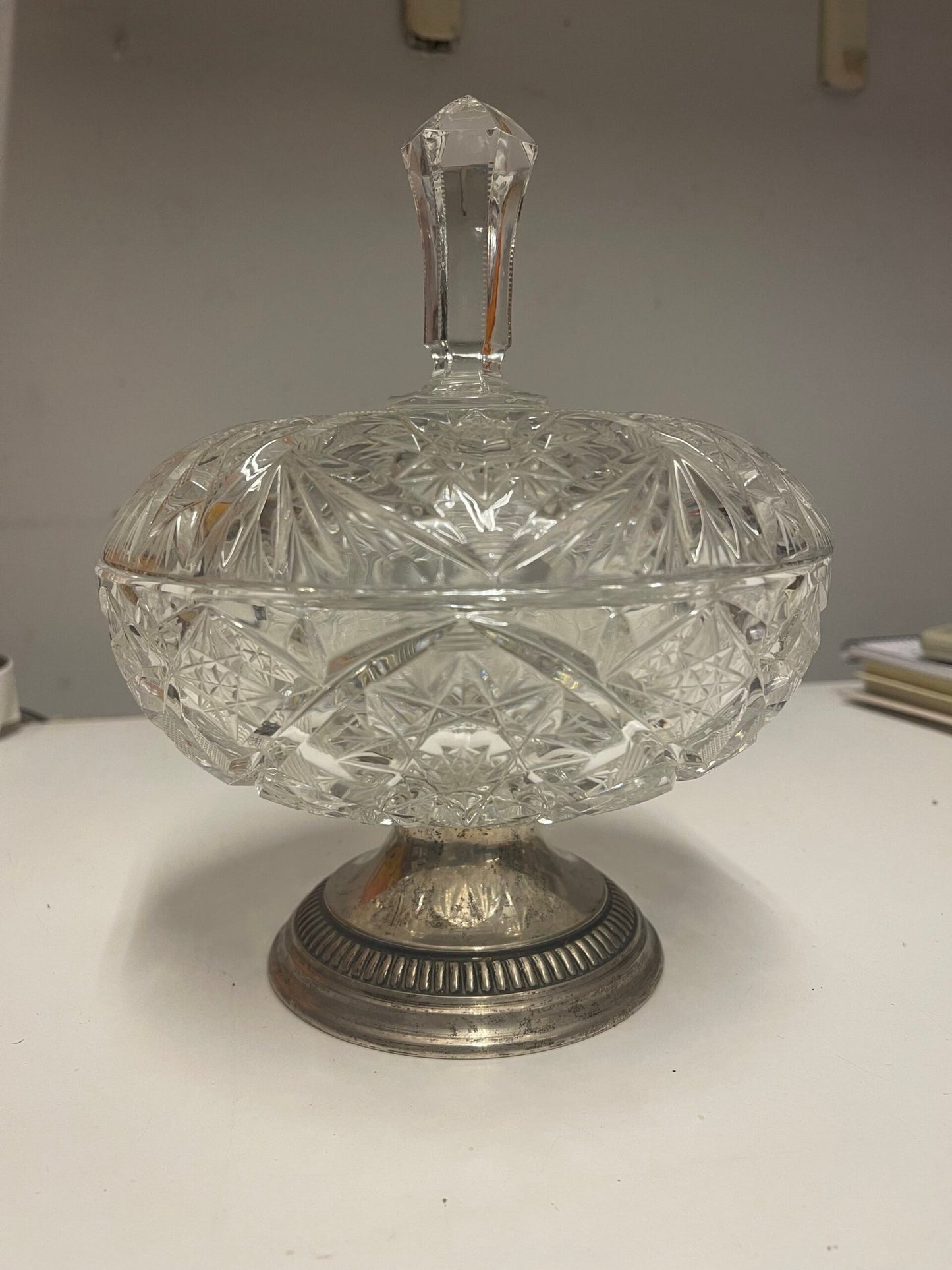 Zuccheriera in cristallo molato e base argentata