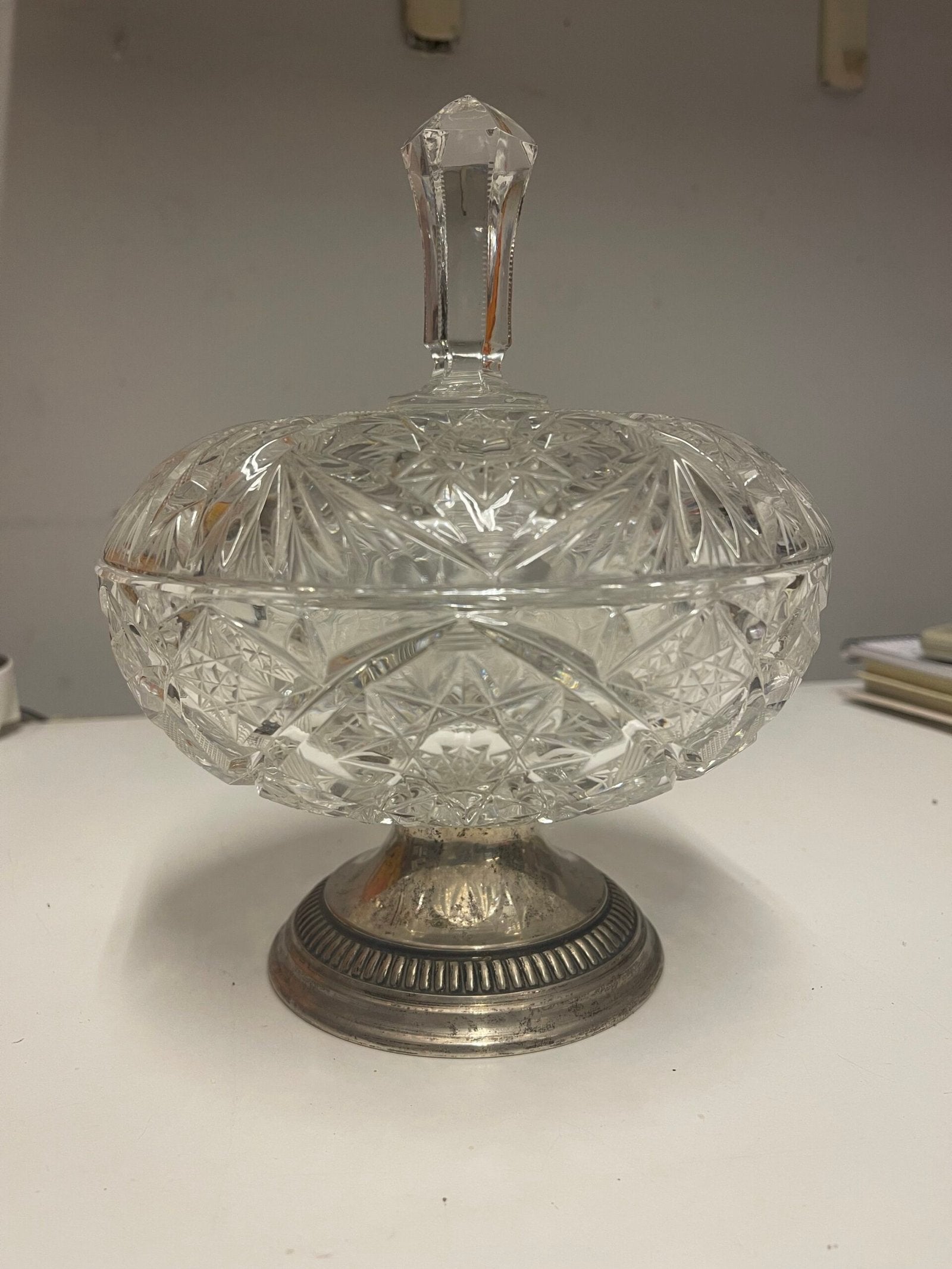 Zuccheriera in cristallo molato e base argentata
