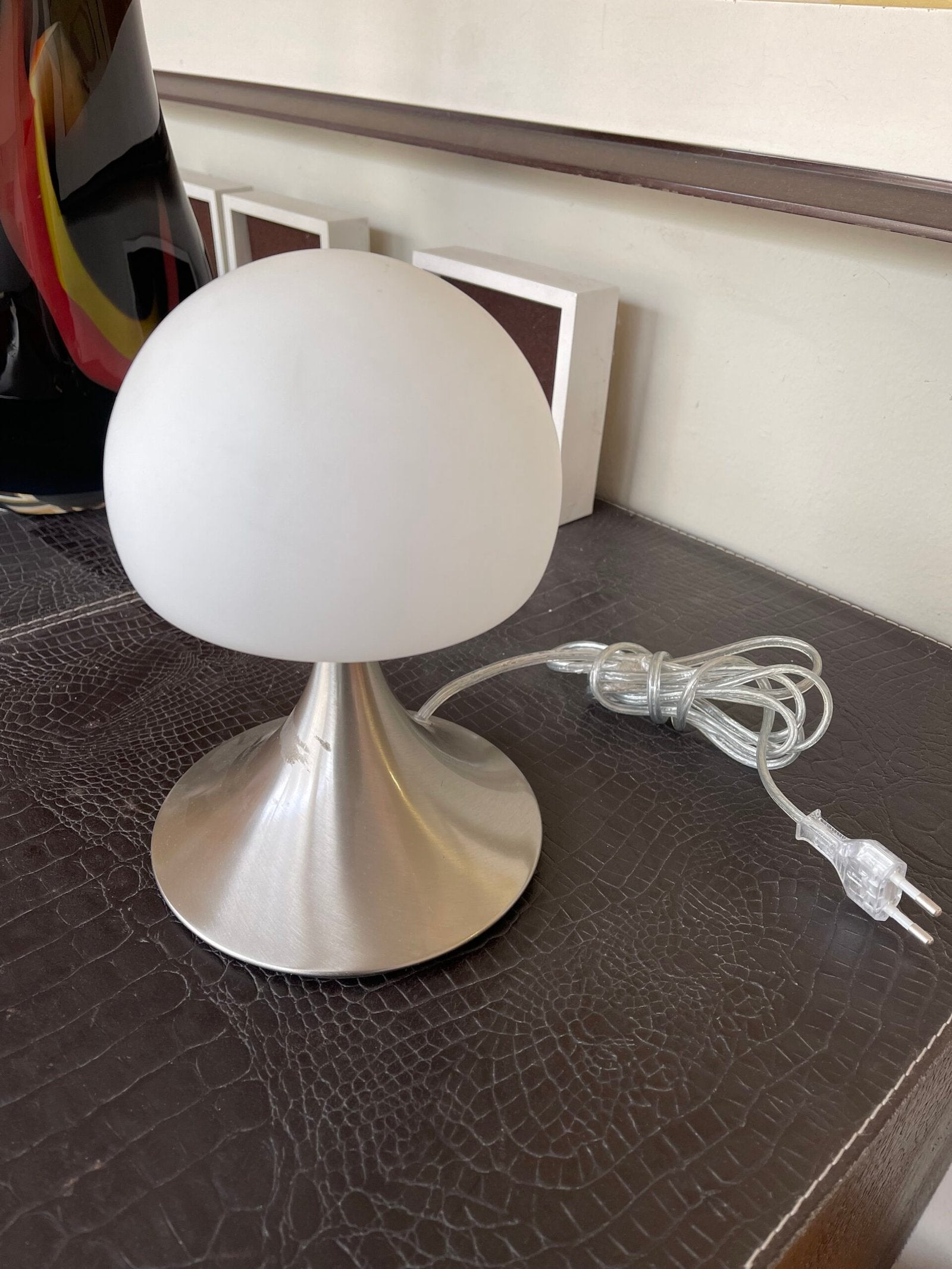 lampada bianca con base color agento