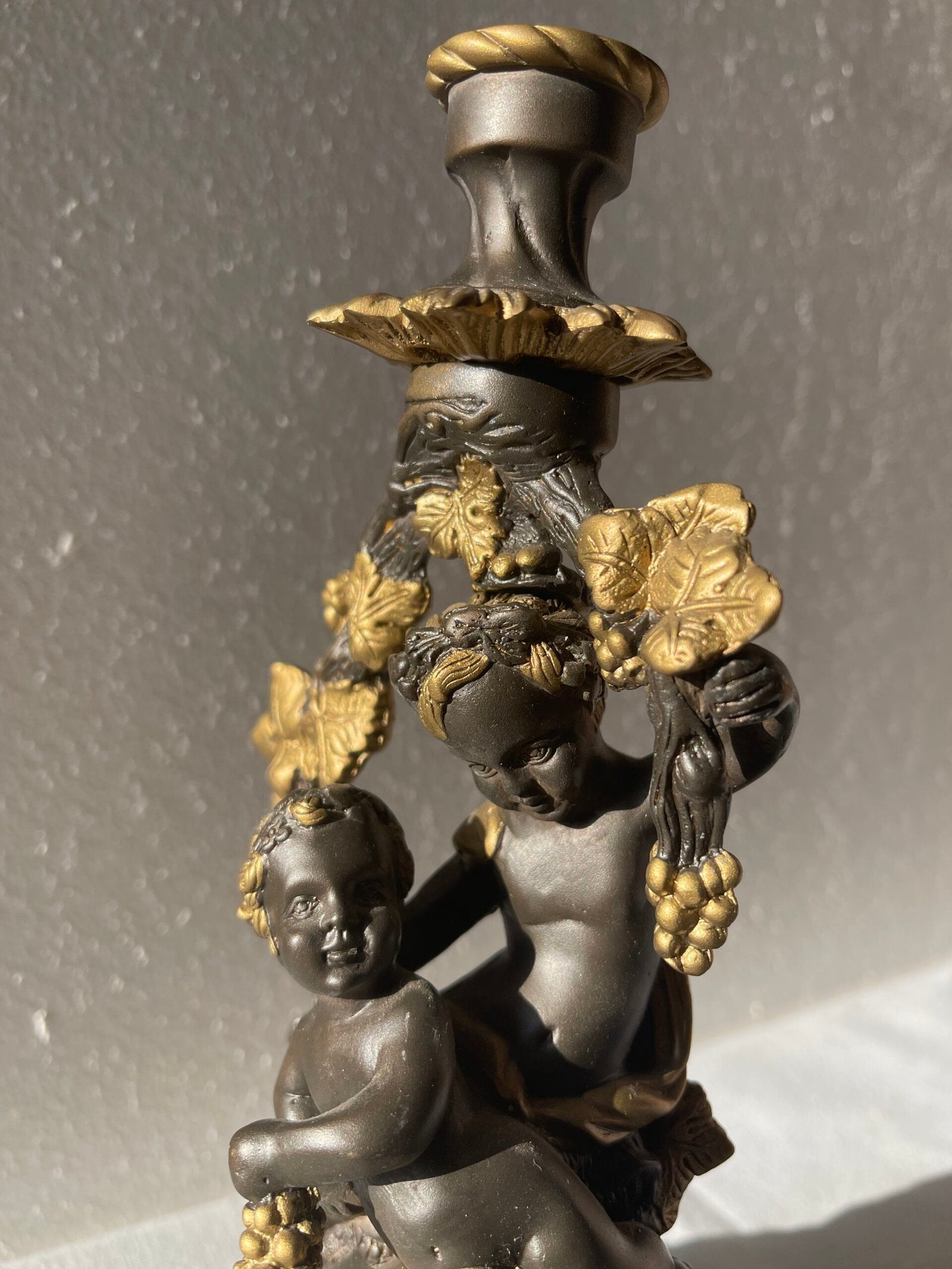 Candelabro con Putti e Motivi Viticci