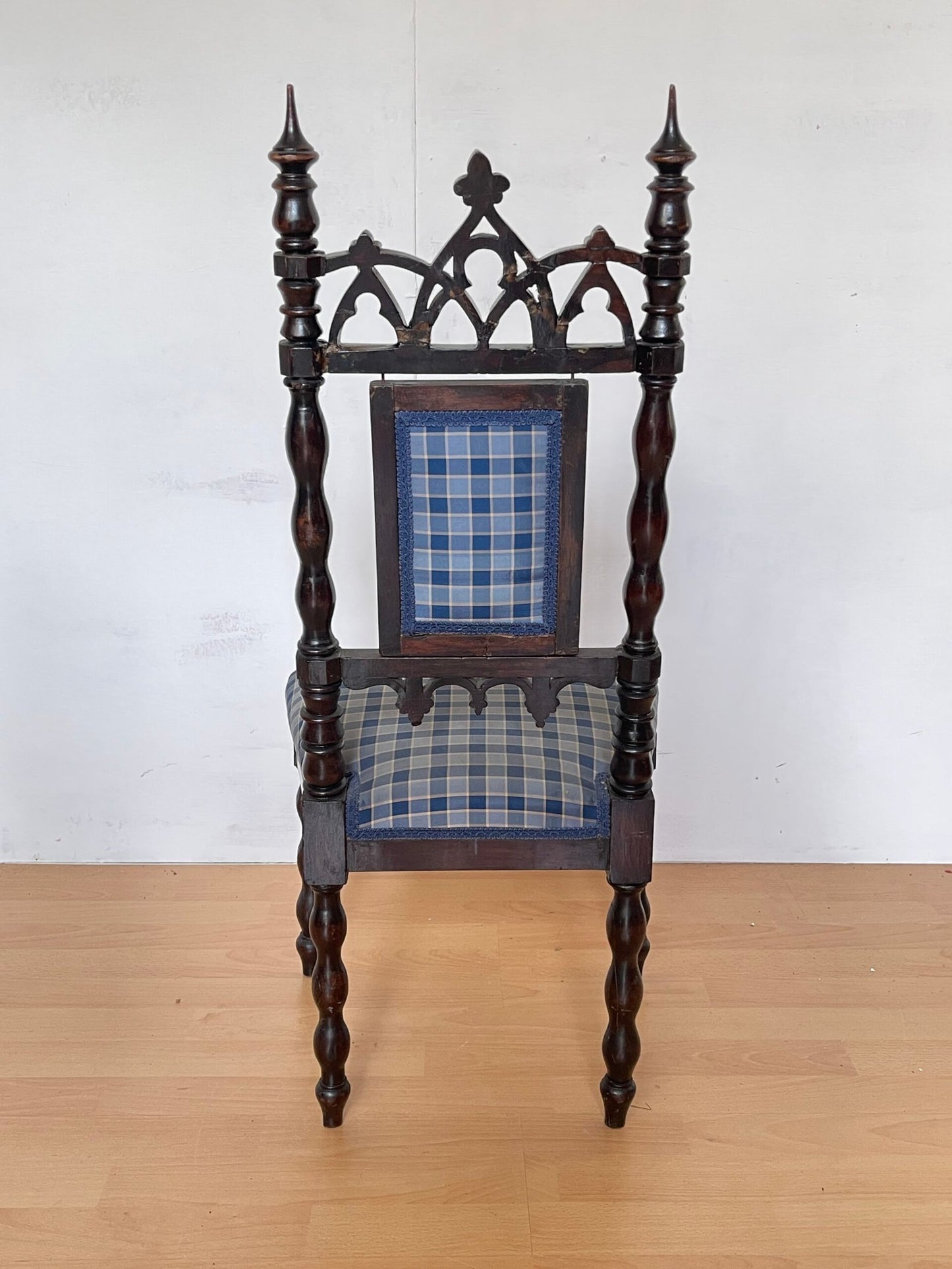 Coppia di Piccole Sedie classica in Legno Intagliato con Rivestimento a Quadri