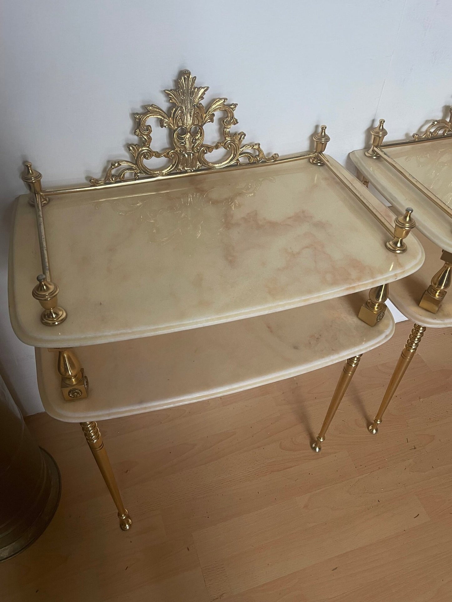 Coppia di Tavolini d’Appoggio «Regina» in Metallo Dorato e Marmo Chiaro