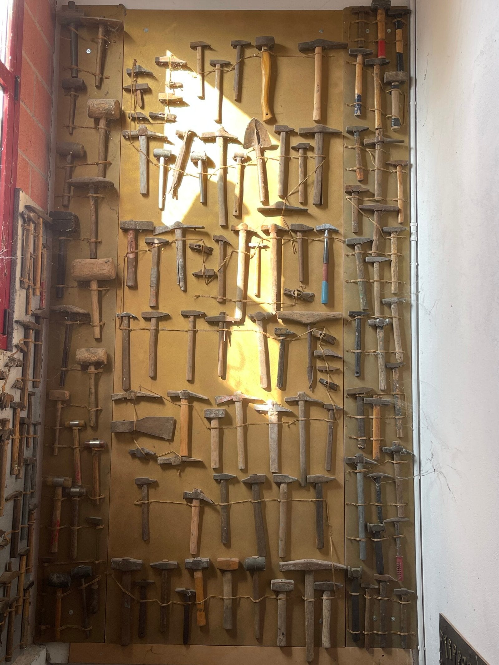 Collezione Museale di Martelli Antichi e Utensili da Falegname, Display da Muro