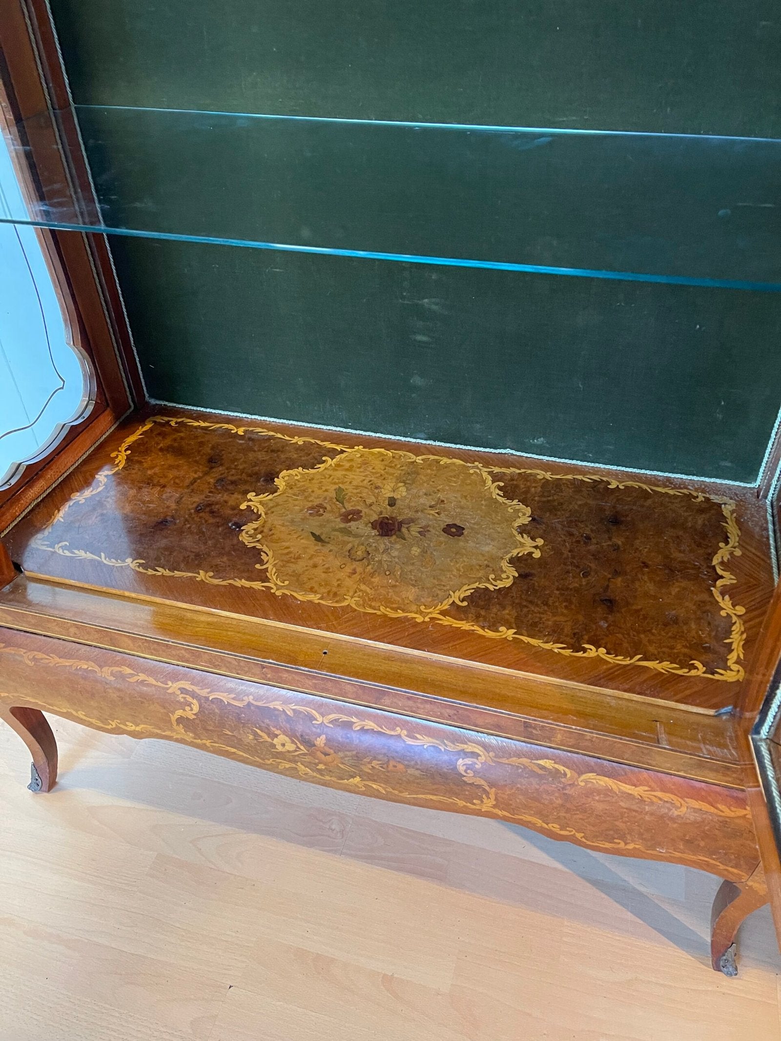 Vetrina Antico in Stile Luigi XV – Intarsiata, con Vetri Sagomati